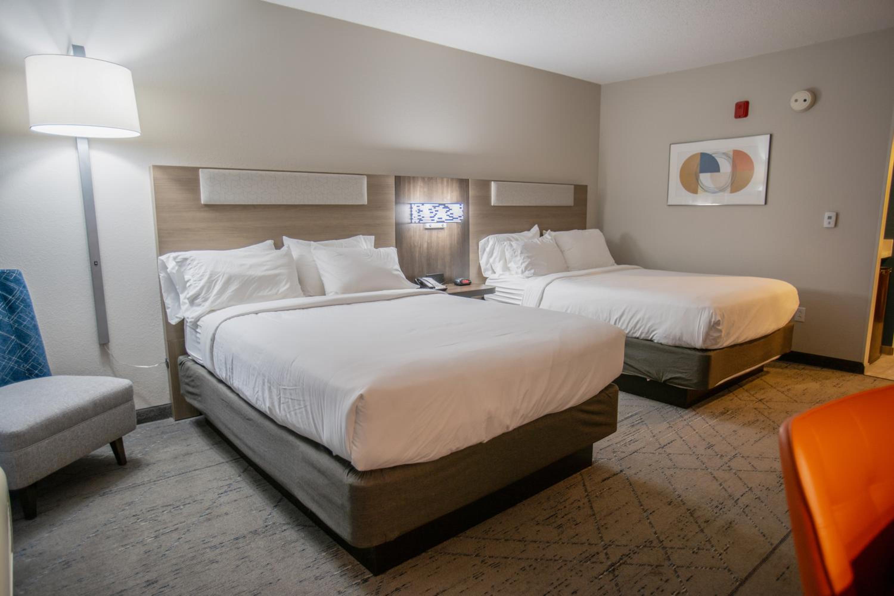 Standard Room with Two Queen Beds - Photo 4