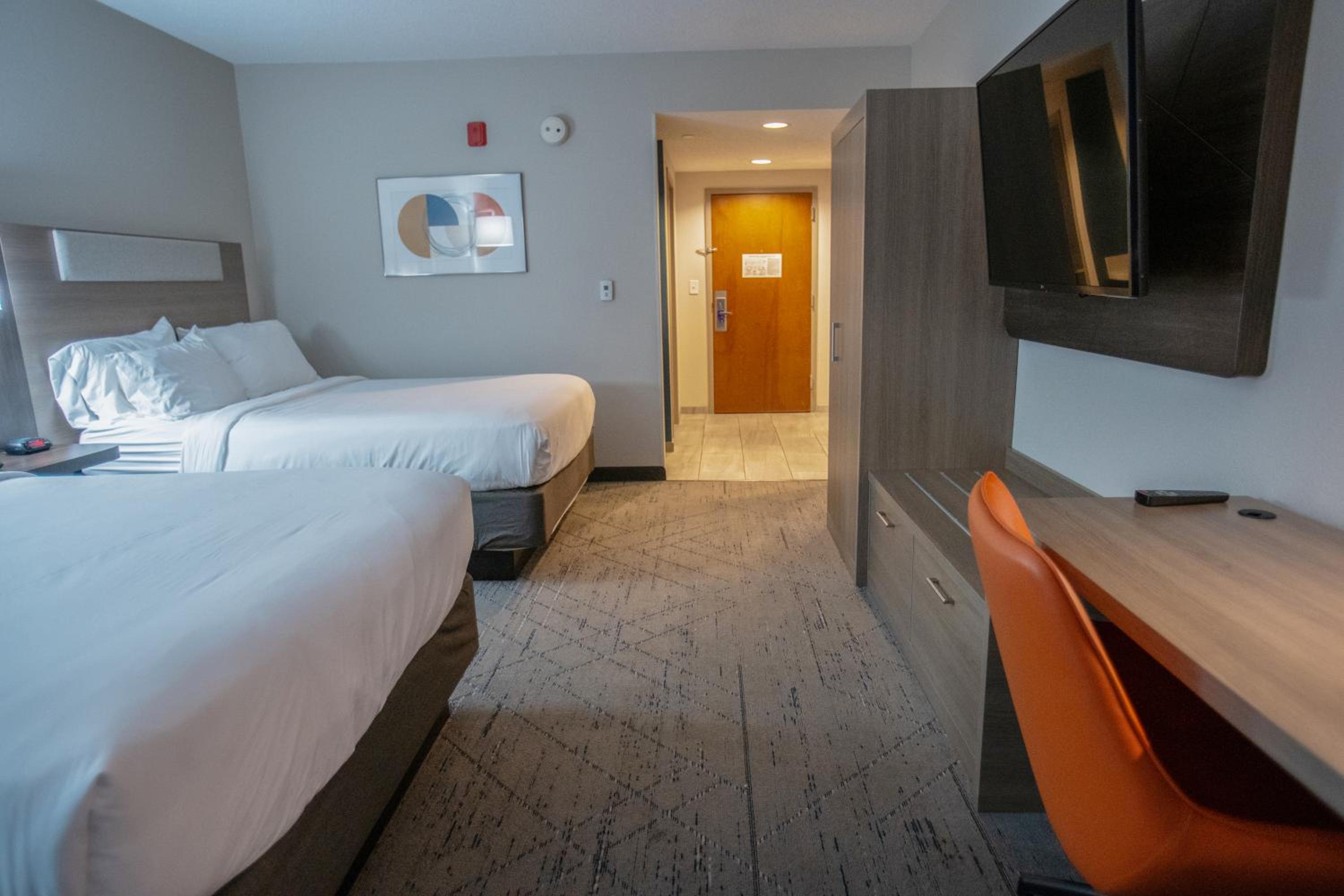 Standard Room with Two Queen Beds - Photo 6