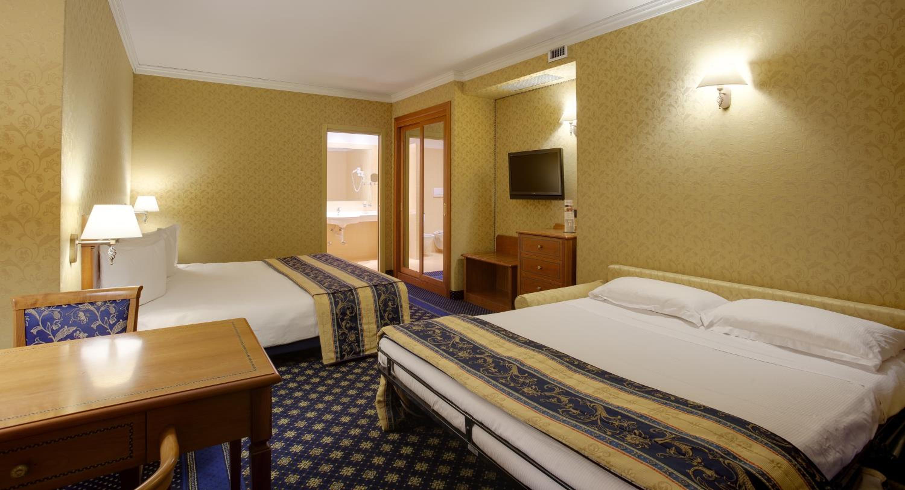 Junior Suite (3 Adults) - Photo 1