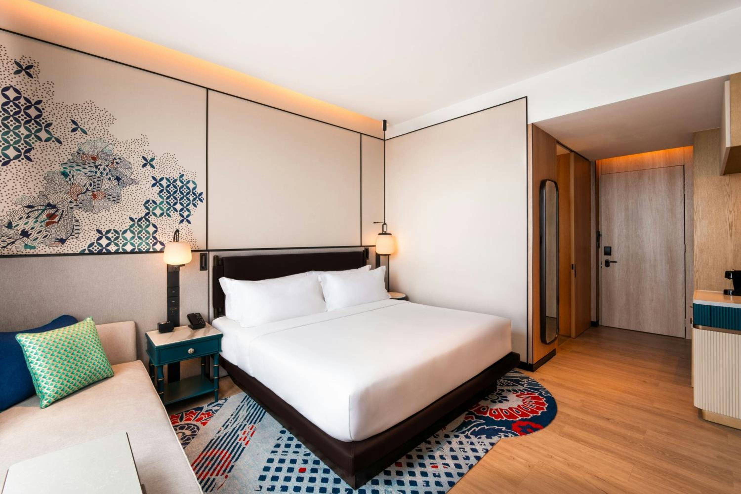 Deluxe King Room with Sofa Bed and Skyline View - Photo 7