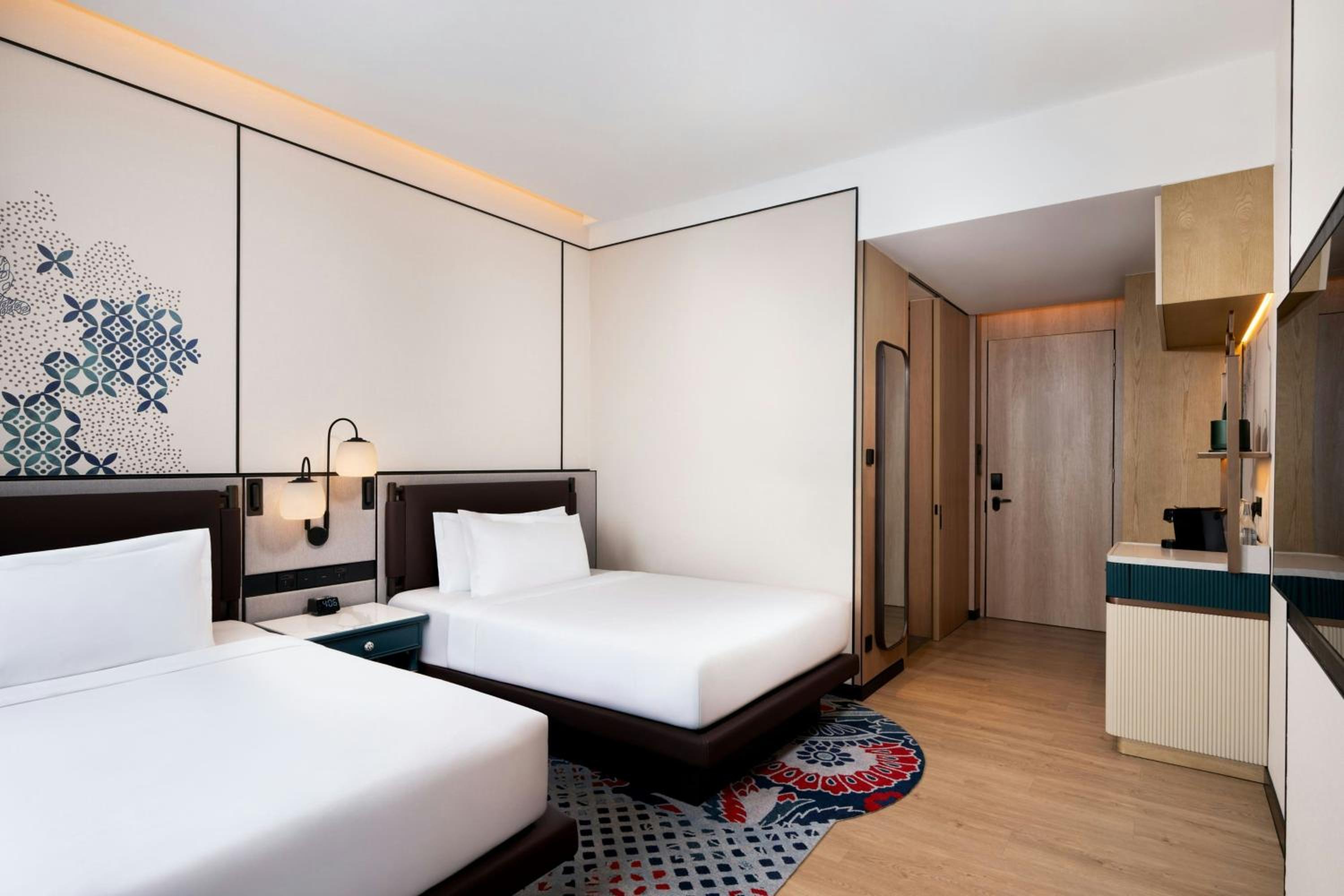Deluxe Double Room with Two Double Beds and Skyline View - Photo 6