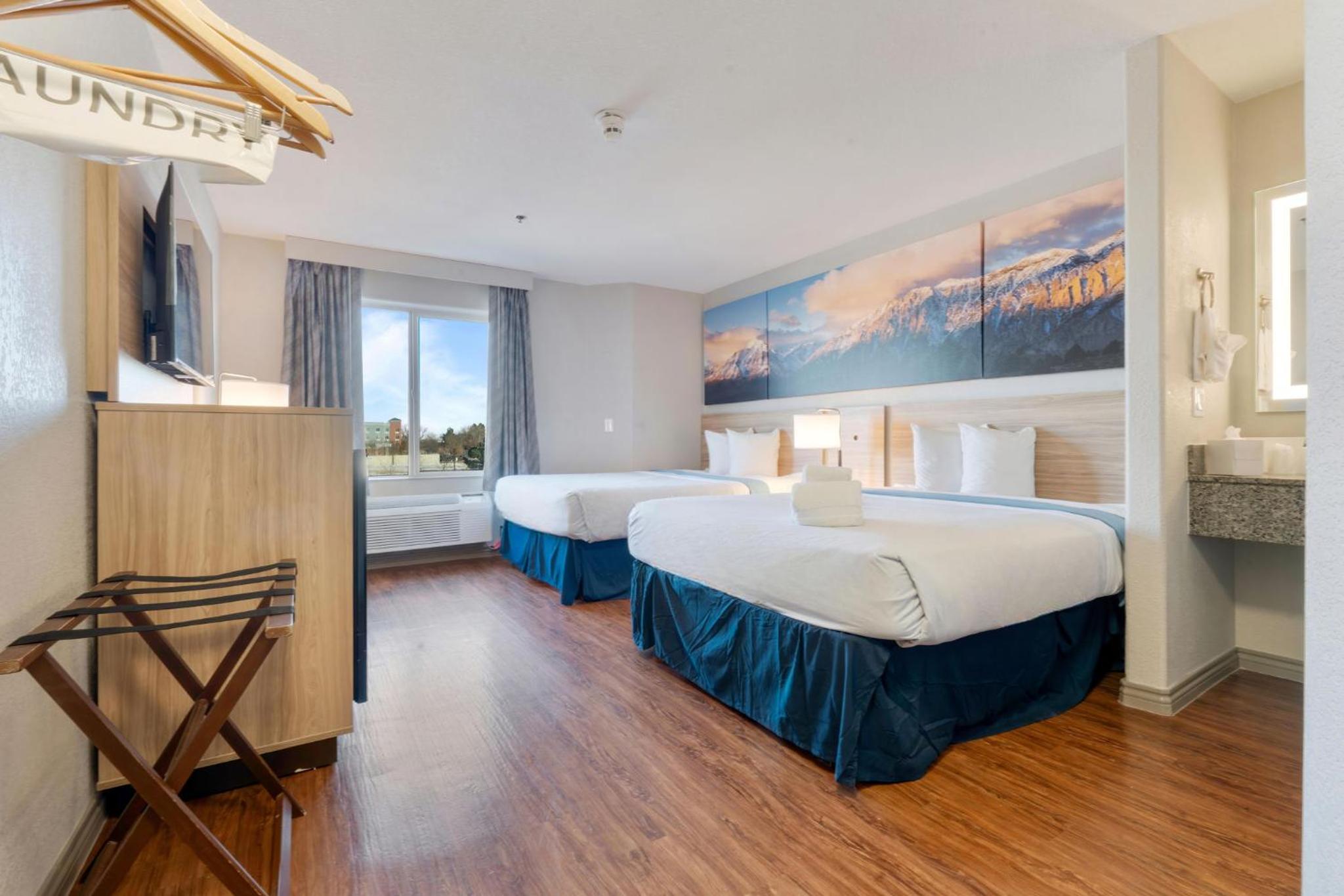 Queen Room with Two Queen Beds - Non-Smoking - Photo 1