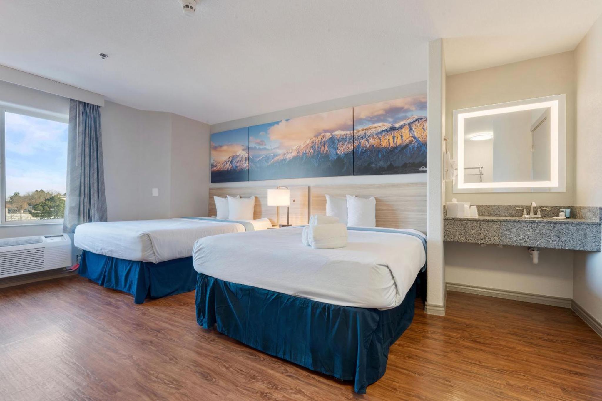 Queen Room with Two Queen Beds - Non-Smoking - Photo 2