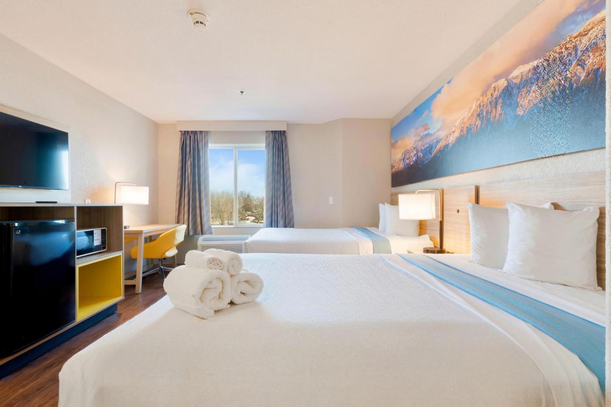 Queen Room with Two Queen Beds - Non-Smoking - Photo 4