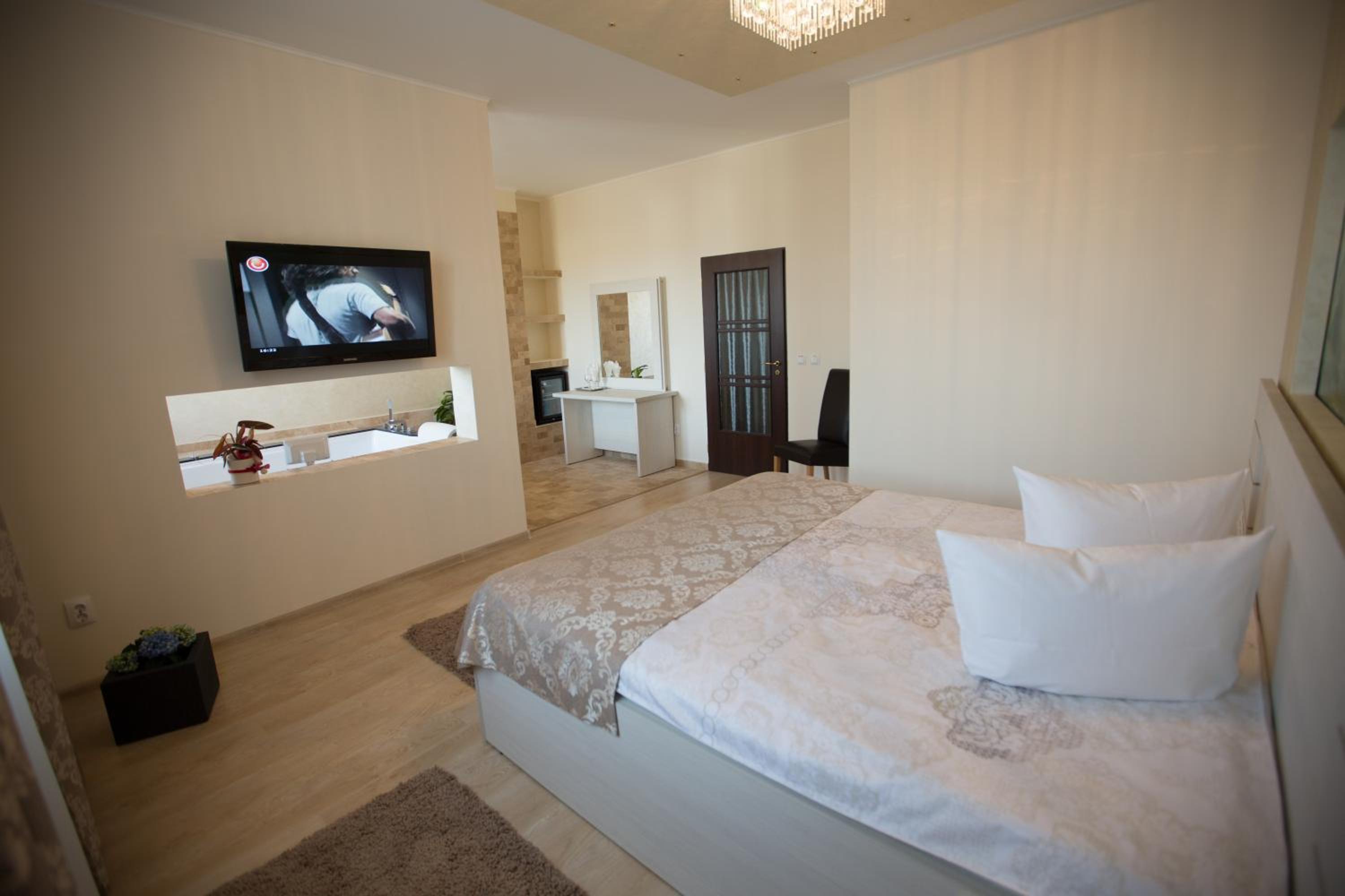 King Room with Whirlpool photo 3