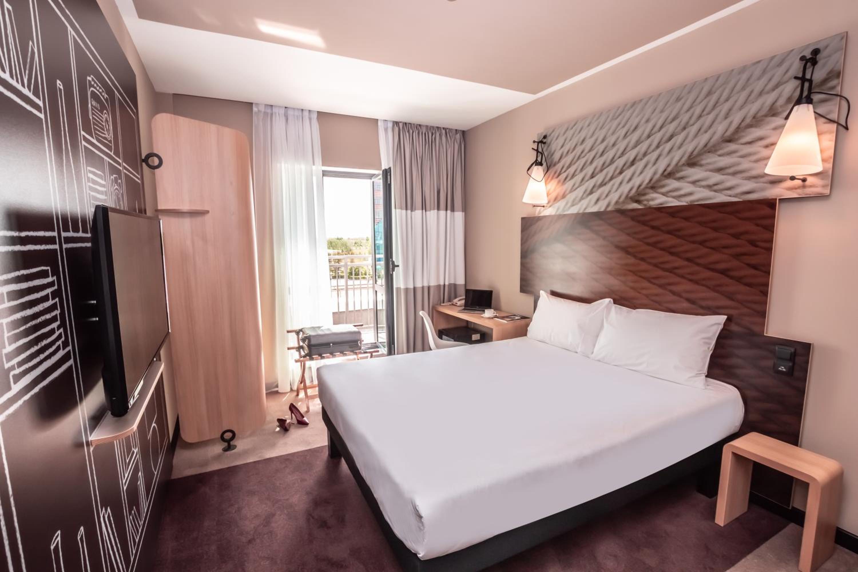 Superior Queen Room with Balcony - Photo 9