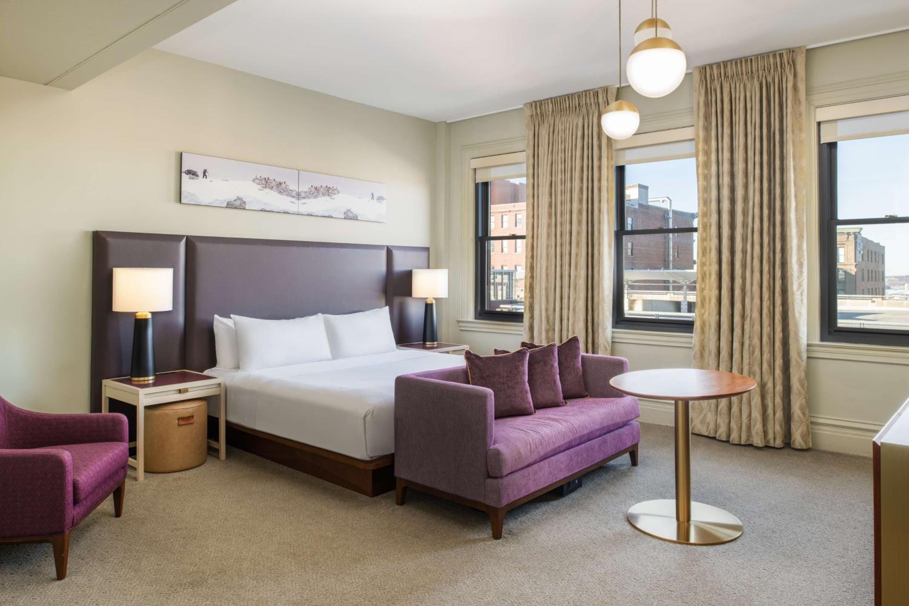Deluxe King Room - City View photo 1