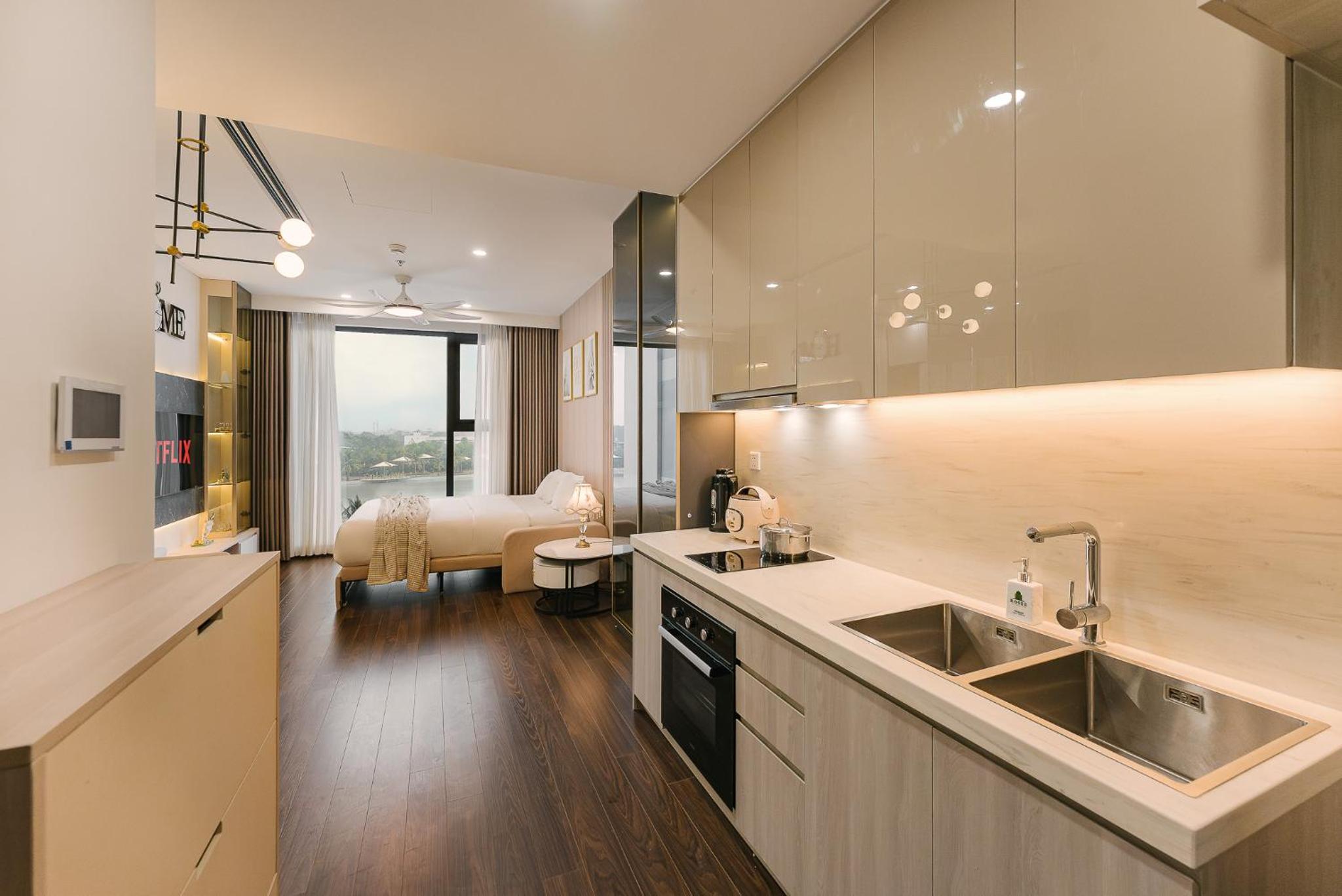 Studio Apartment with King Bed - Photo 16