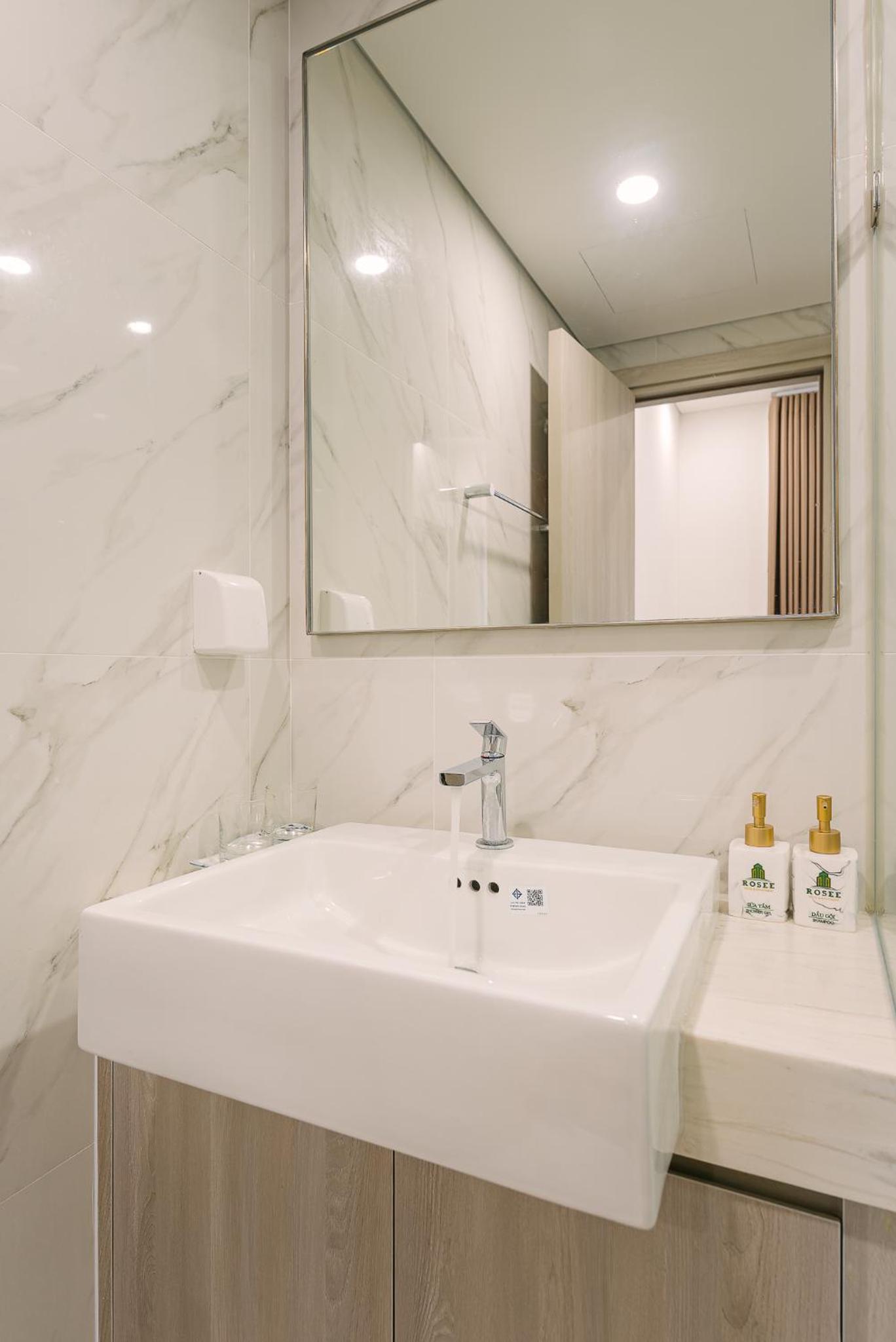 Studio Apartment with King Bed - Photo 14