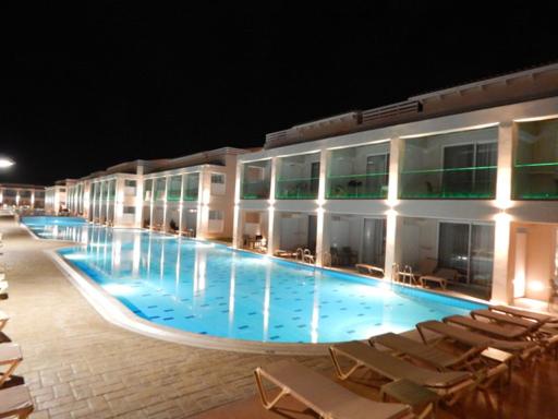 Junior Suite with Pool View - Photo 3