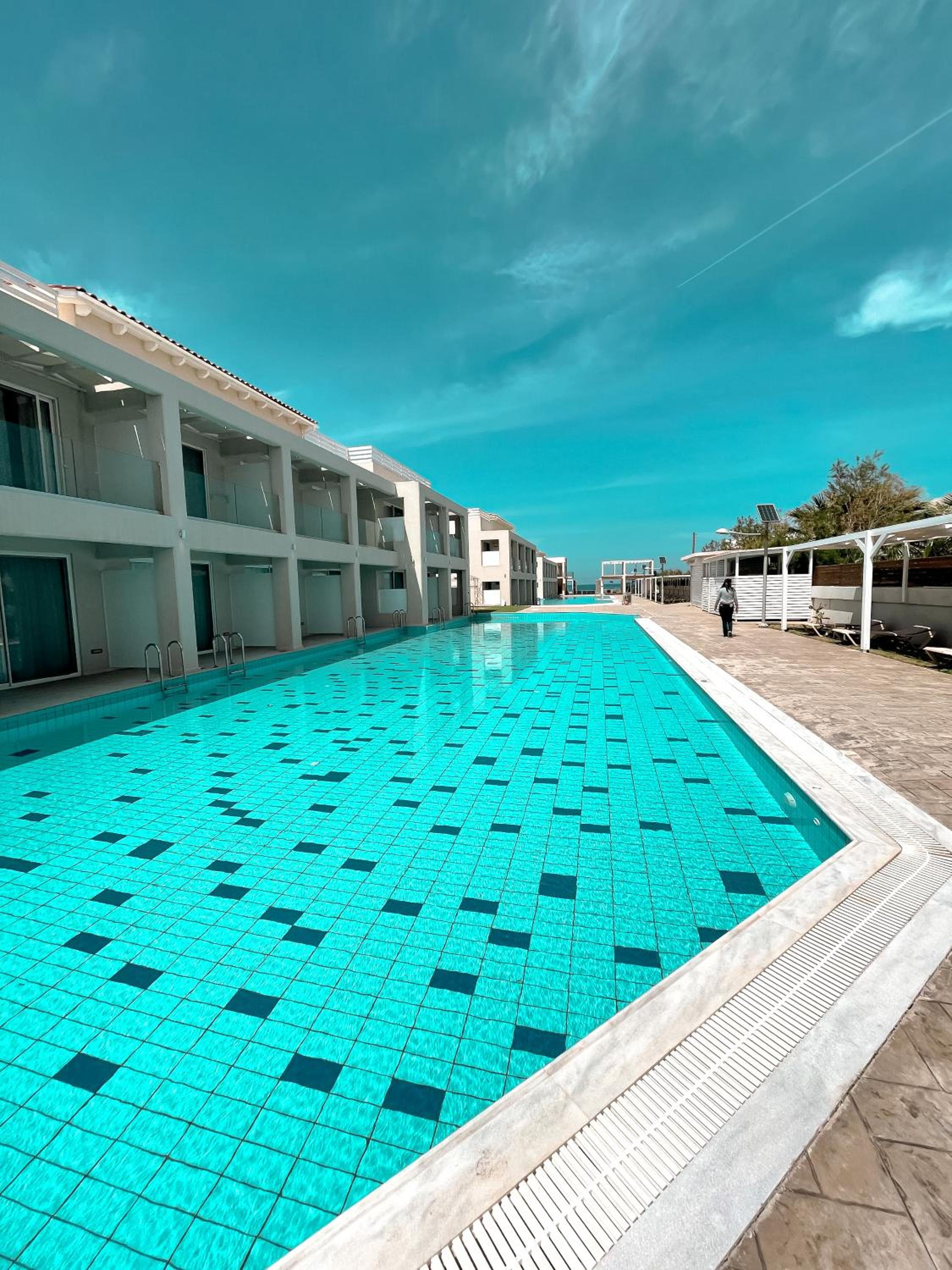 Junior Suite with Pool View - Photo 4