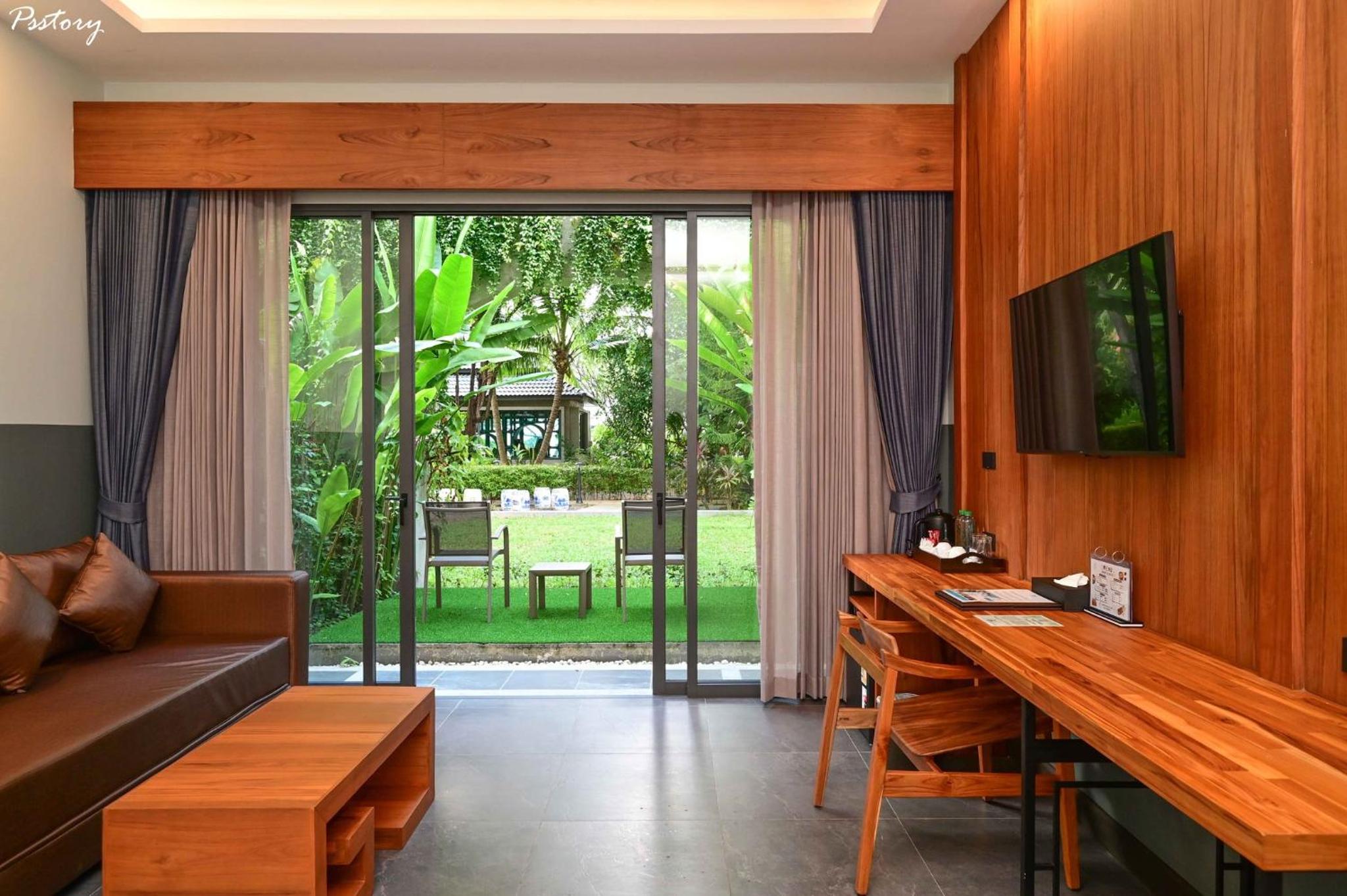 Premier Deluxe Suite with Balcony - Photo 3