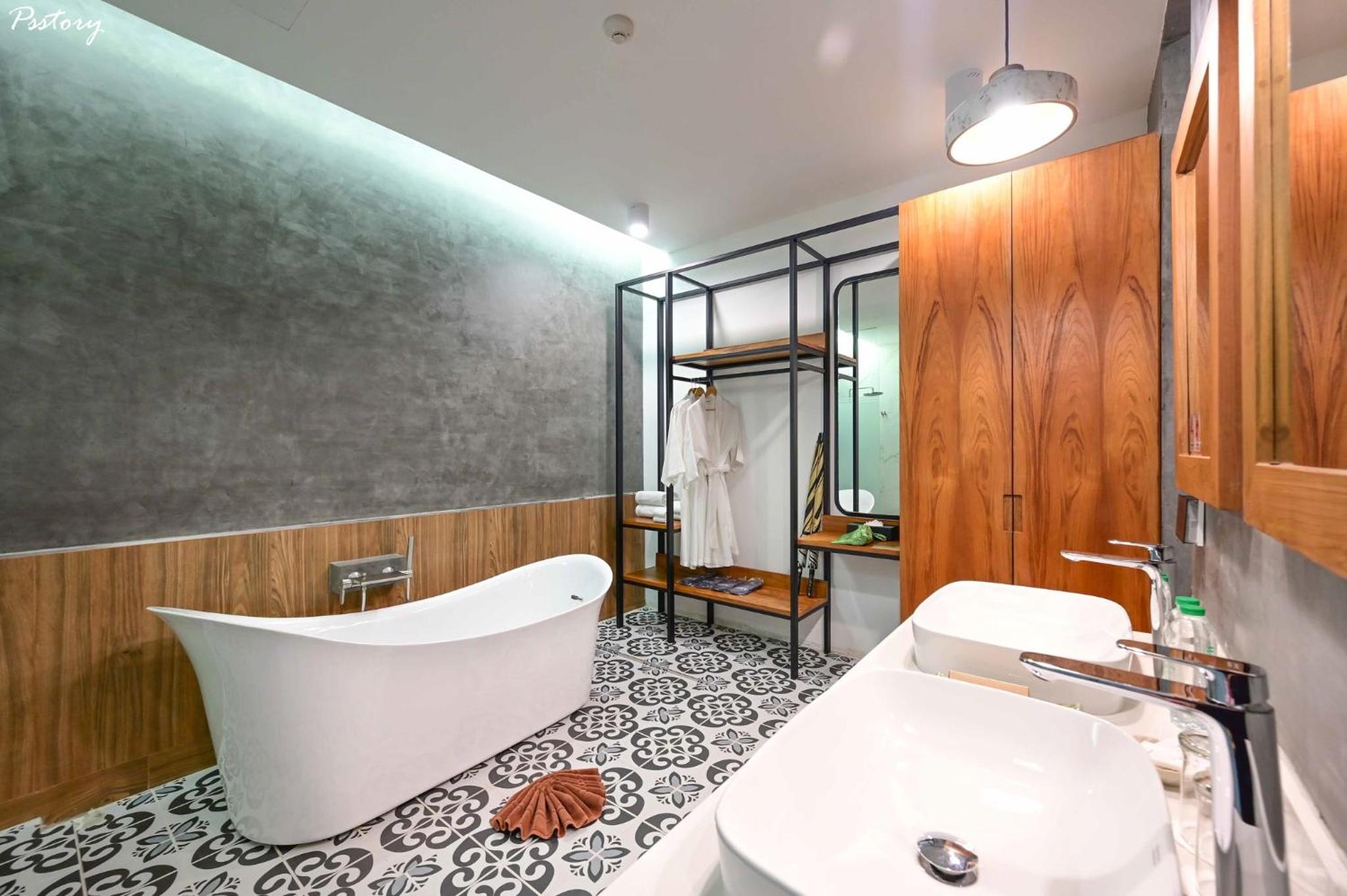 Premier Deluxe Suite with Balcony - Photo 4