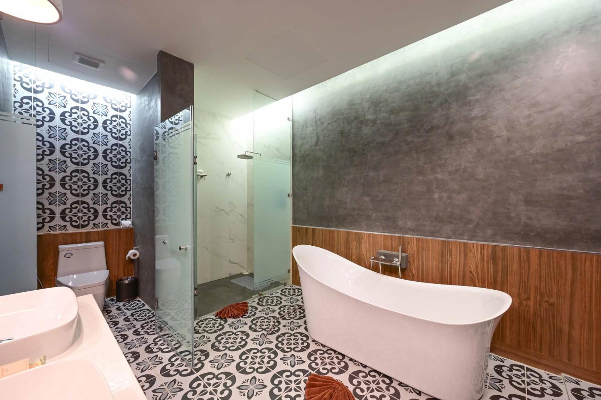 Premier Deluxe Suite with Balcony - Photo 6