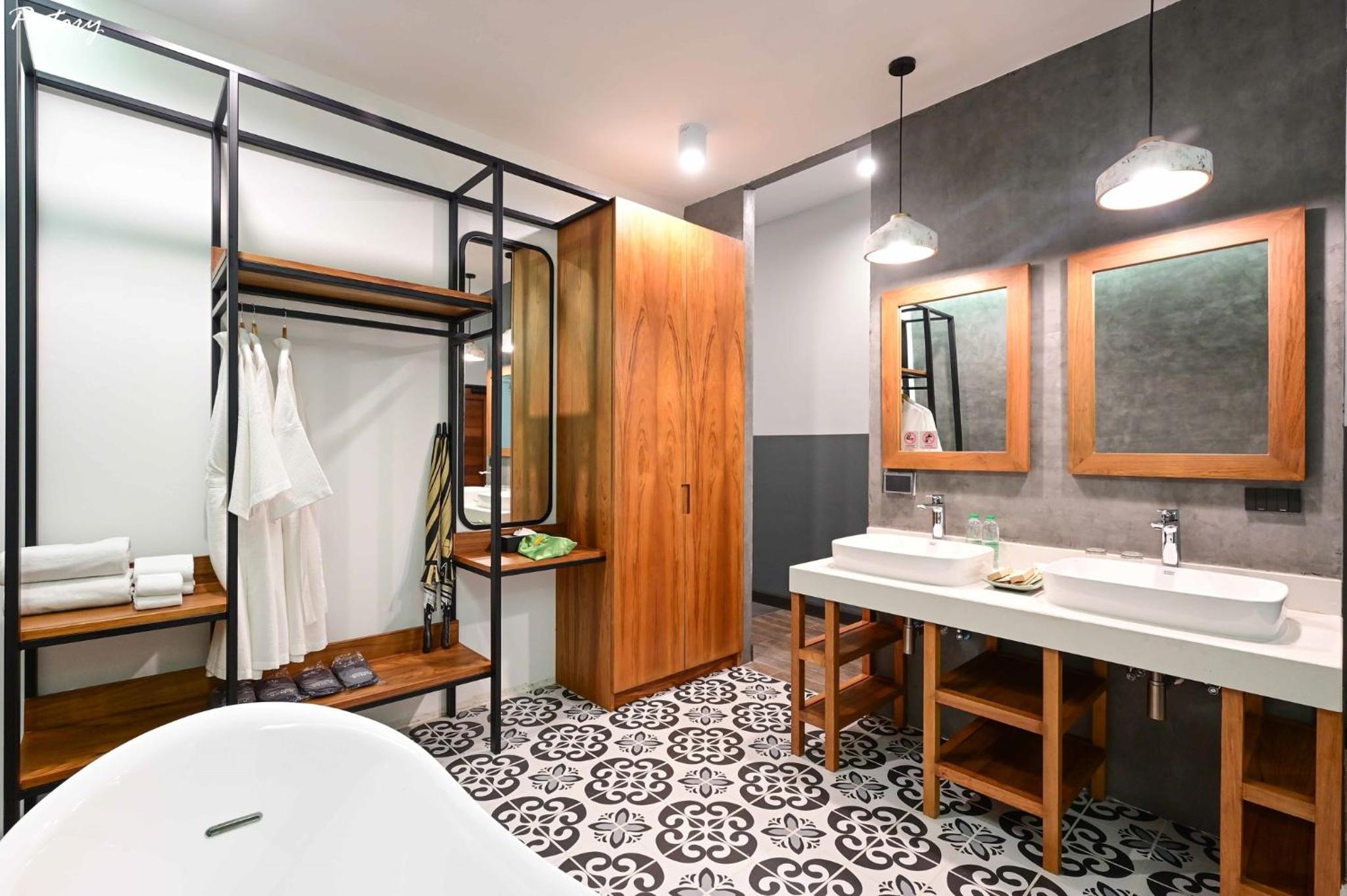 Premier Deluxe Suite with Balcony - Photo 5