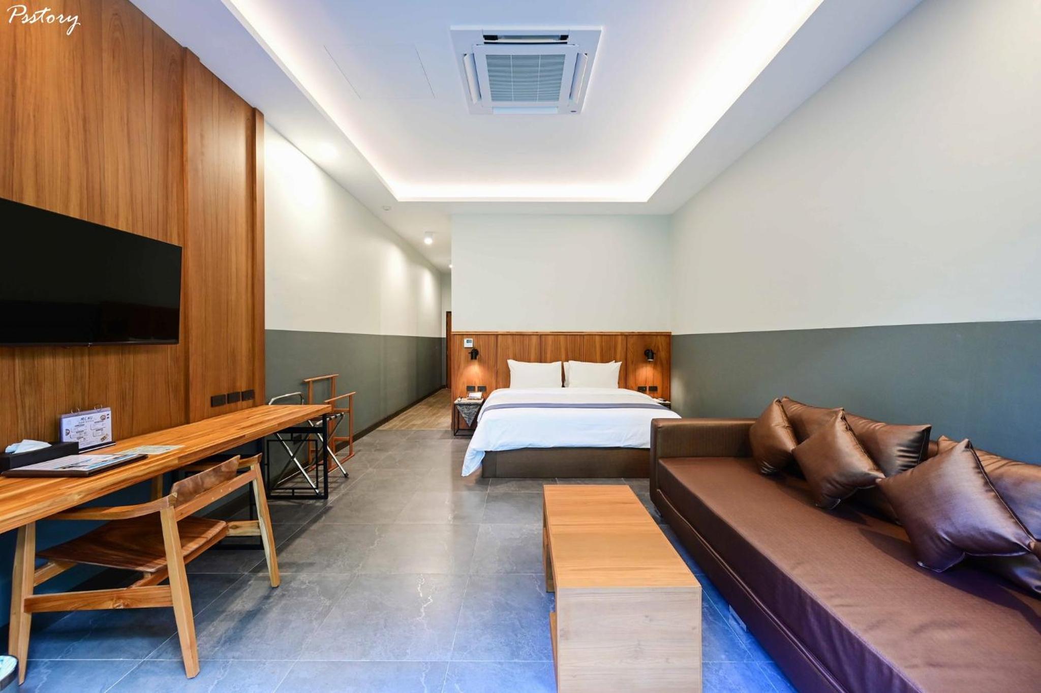 Premier Deluxe Suite with Balcony - Photo 8