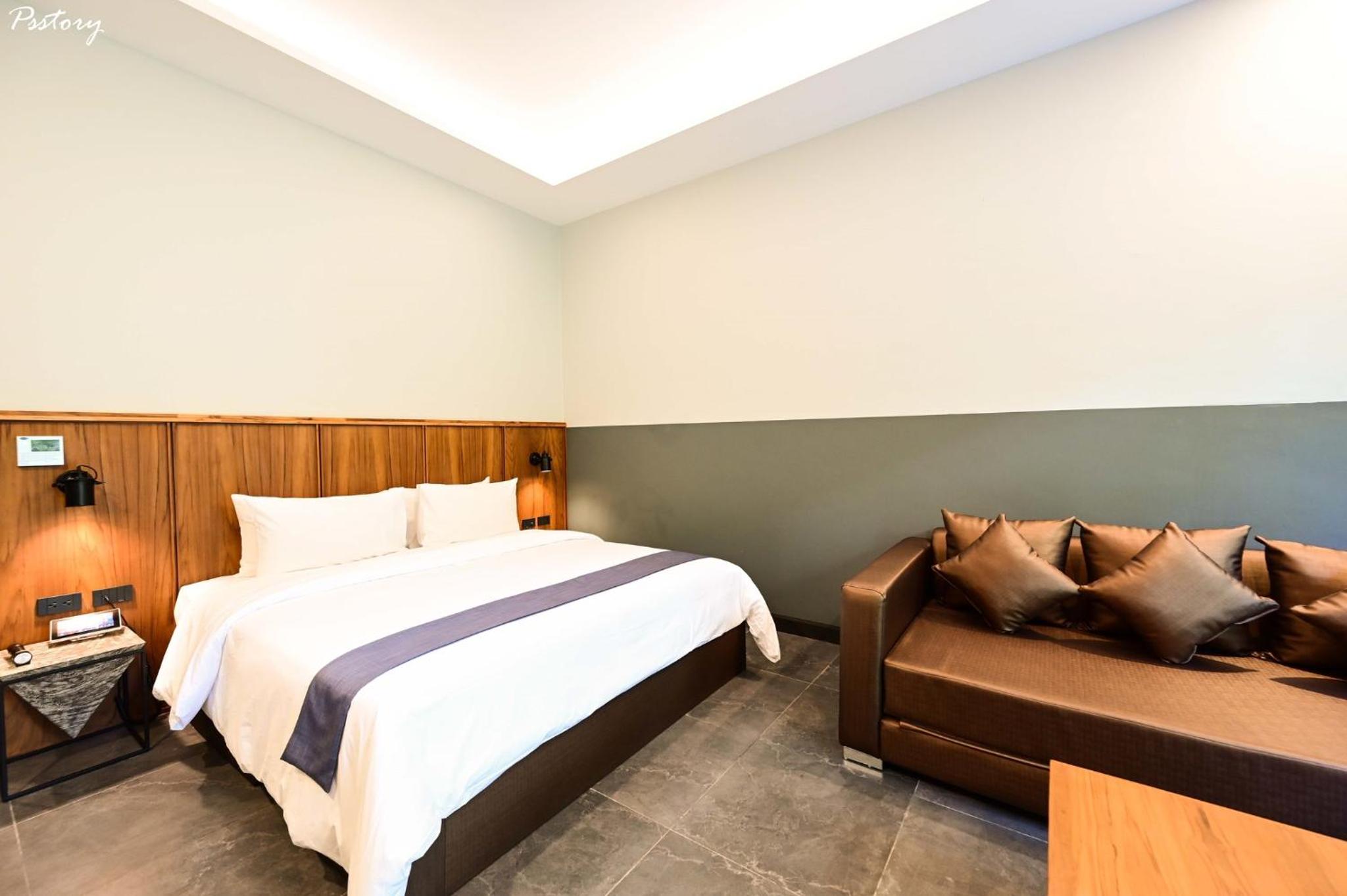 Premier Deluxe Suite with Balcony - Photo 7