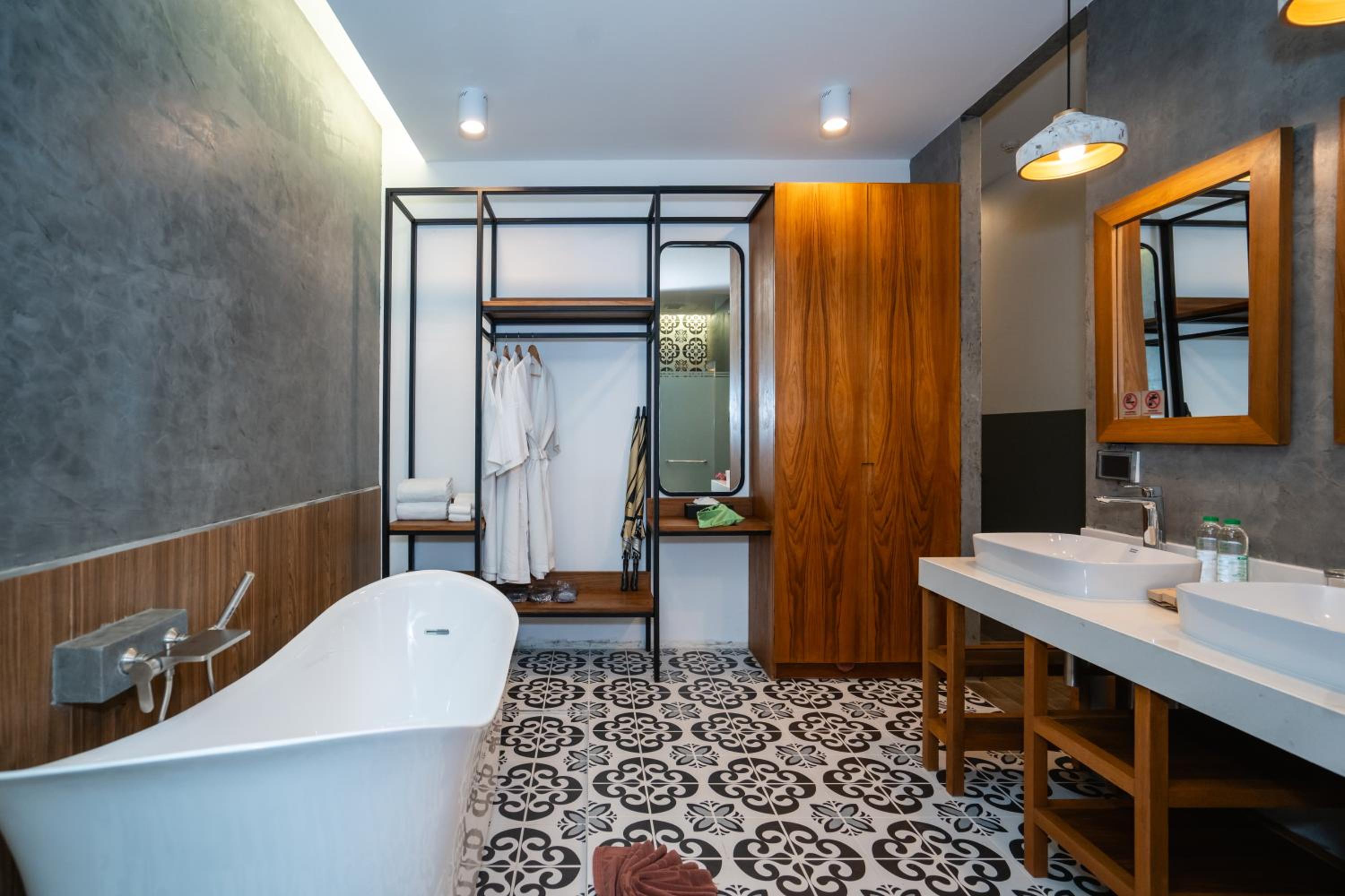 Premier Deluxe Suite with Balcony - Photo 10