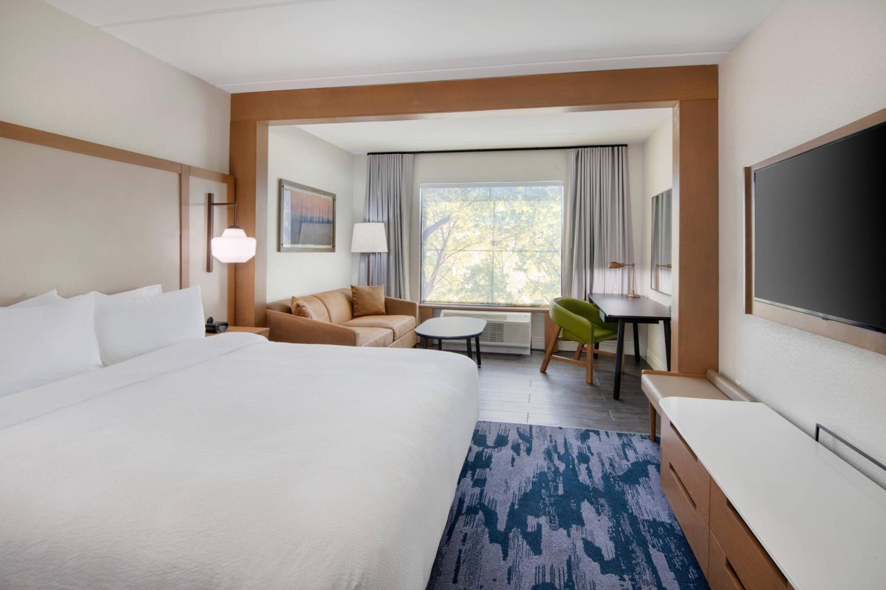 King Room with Sofa Bed - Photo 1