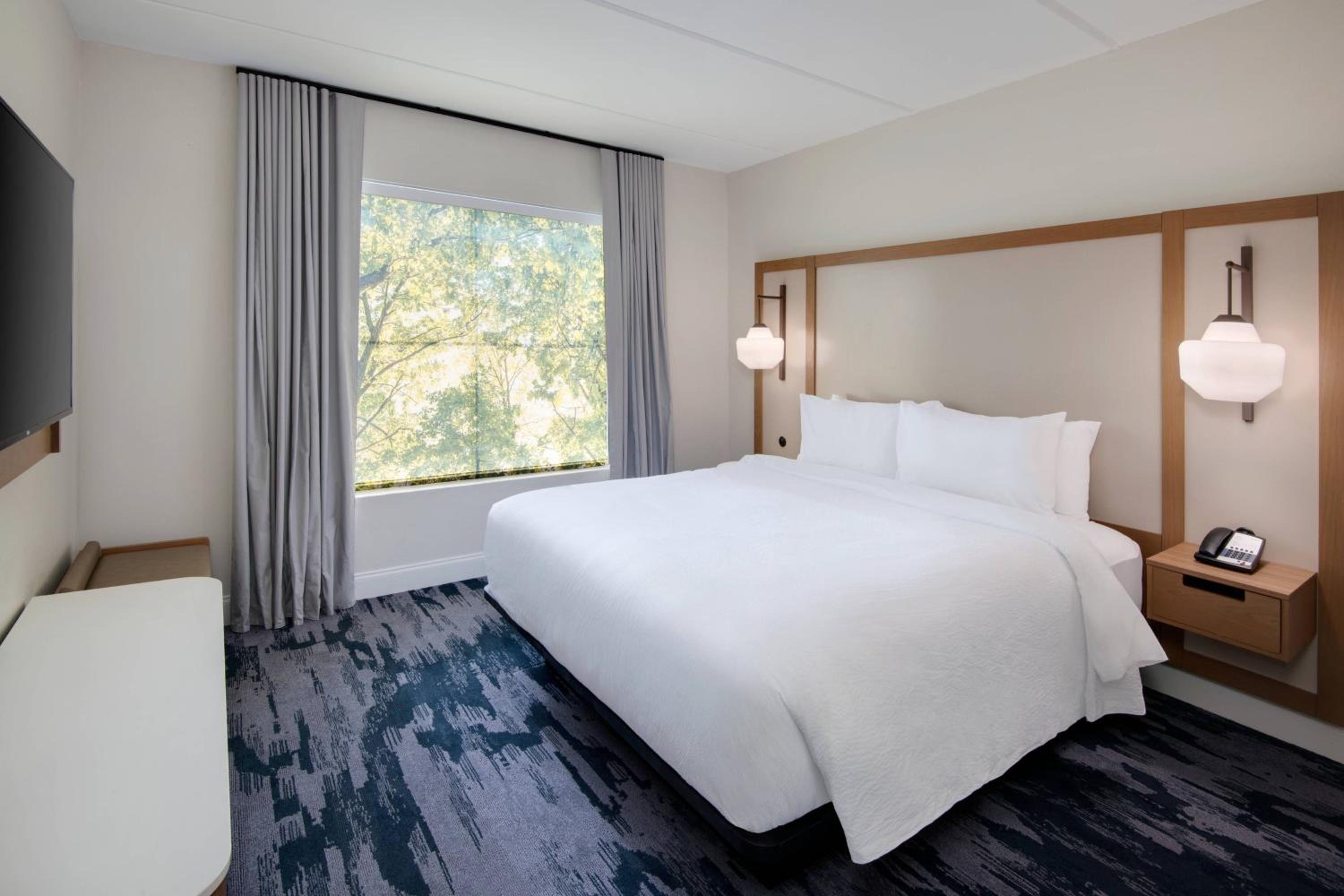 King Room with Roll-in Shower - Mobility and Hearing Accessible - Photo 3