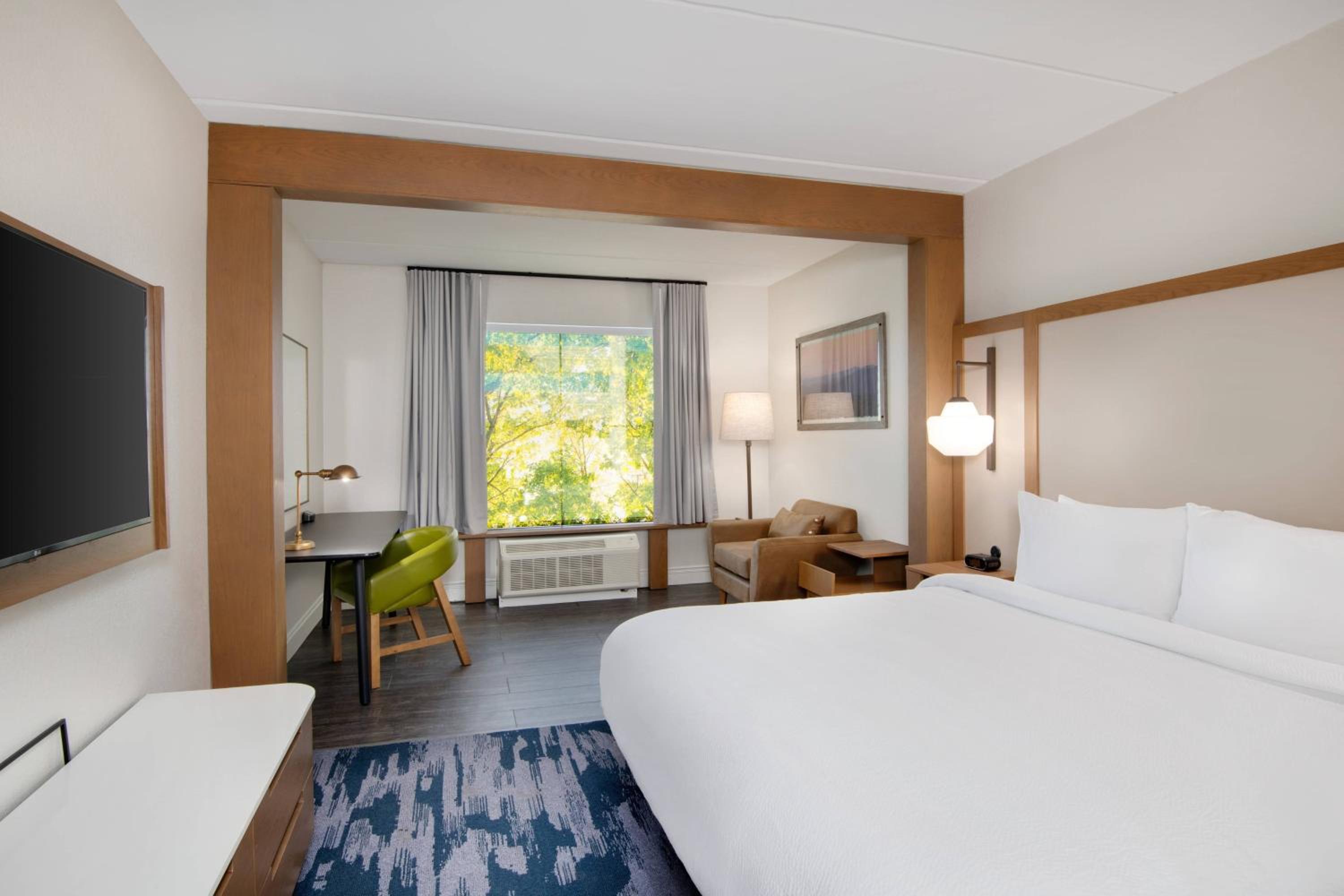 King Room with Roll-in Shower - Mobility and Hearing Accessible - Photo 2
