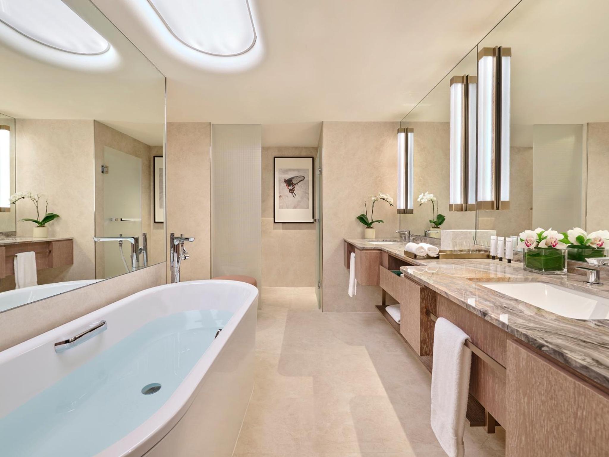 Marina Bay Suite with Balcony Twin thumbnail 5