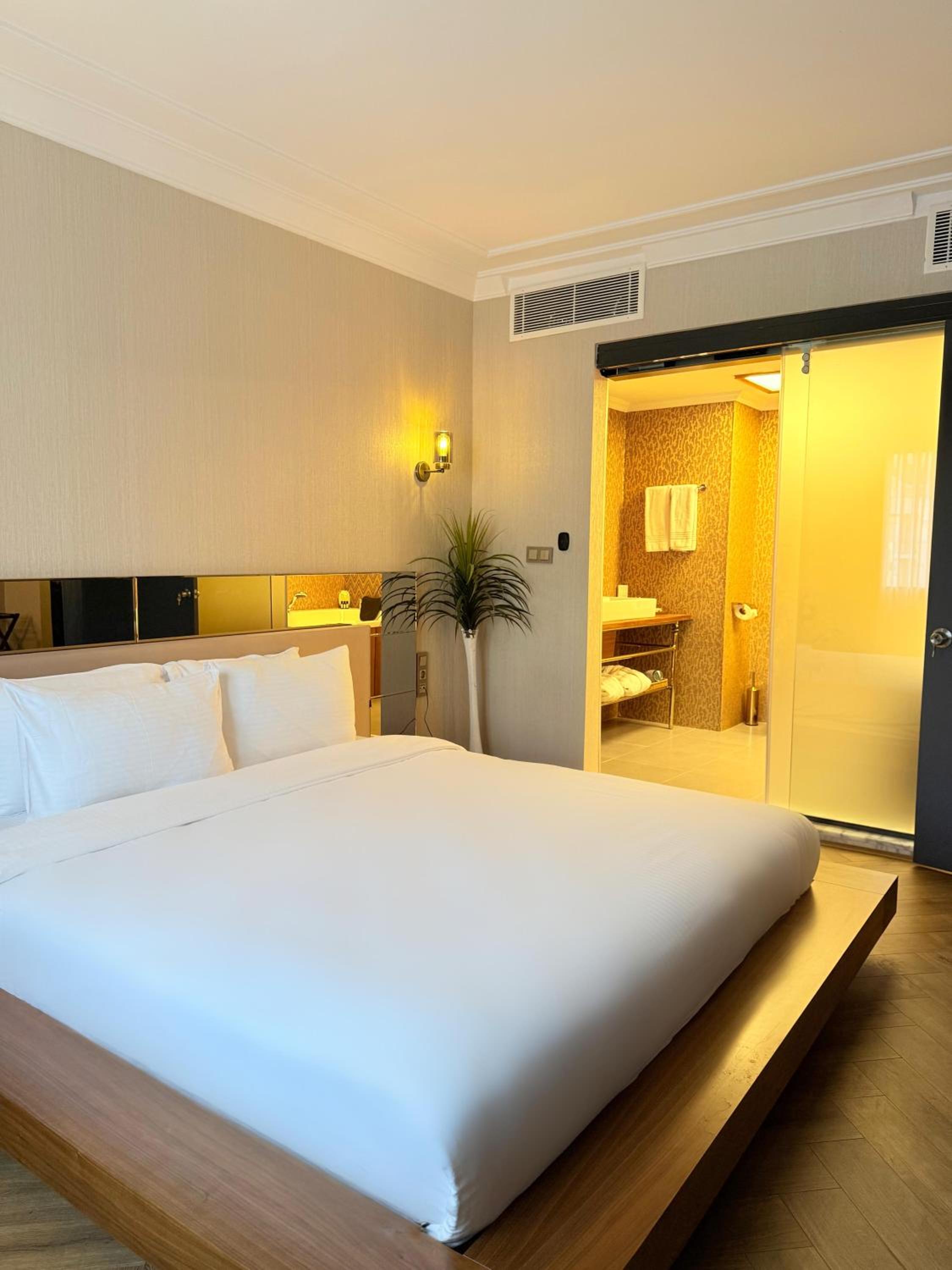 Suite with City View - Photo 1