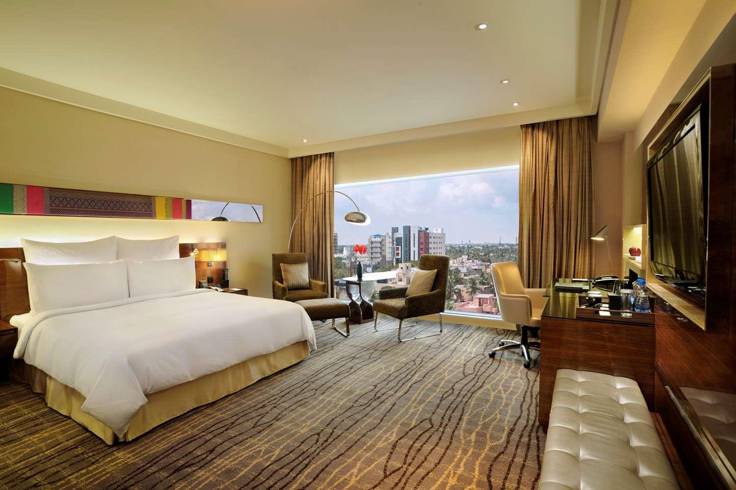 Deluxe King Hilton Room - City View - High Floor - Photo 4
