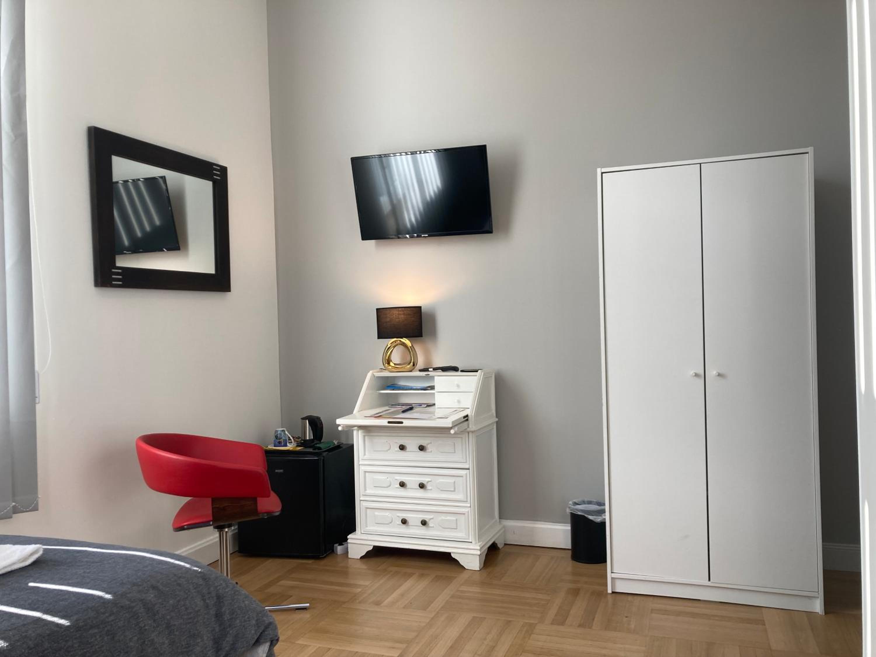 Single Room with Bathroom photo 2