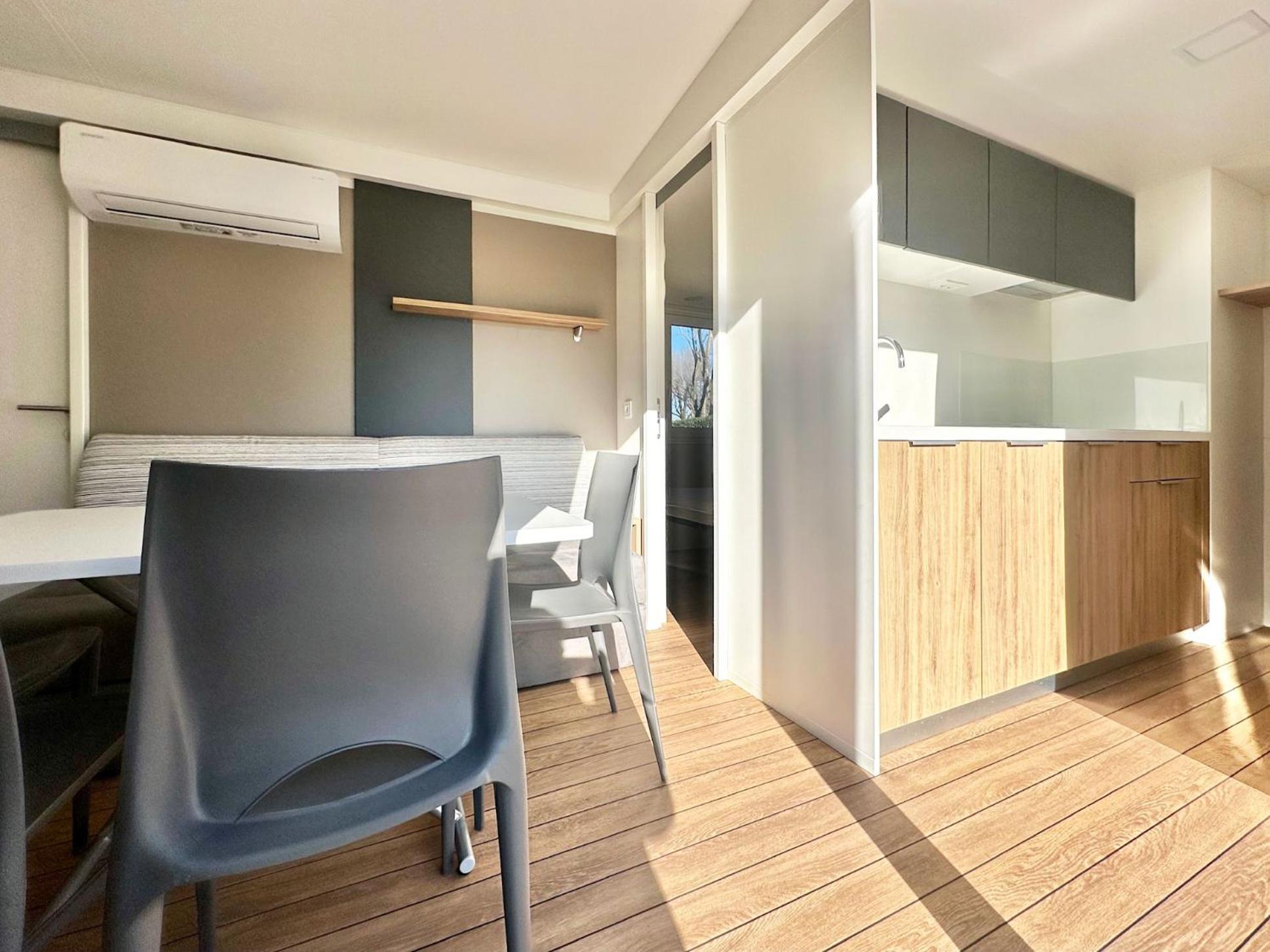 Deluxe Mobile Home with Kitchenette (6 Adults) photo 3