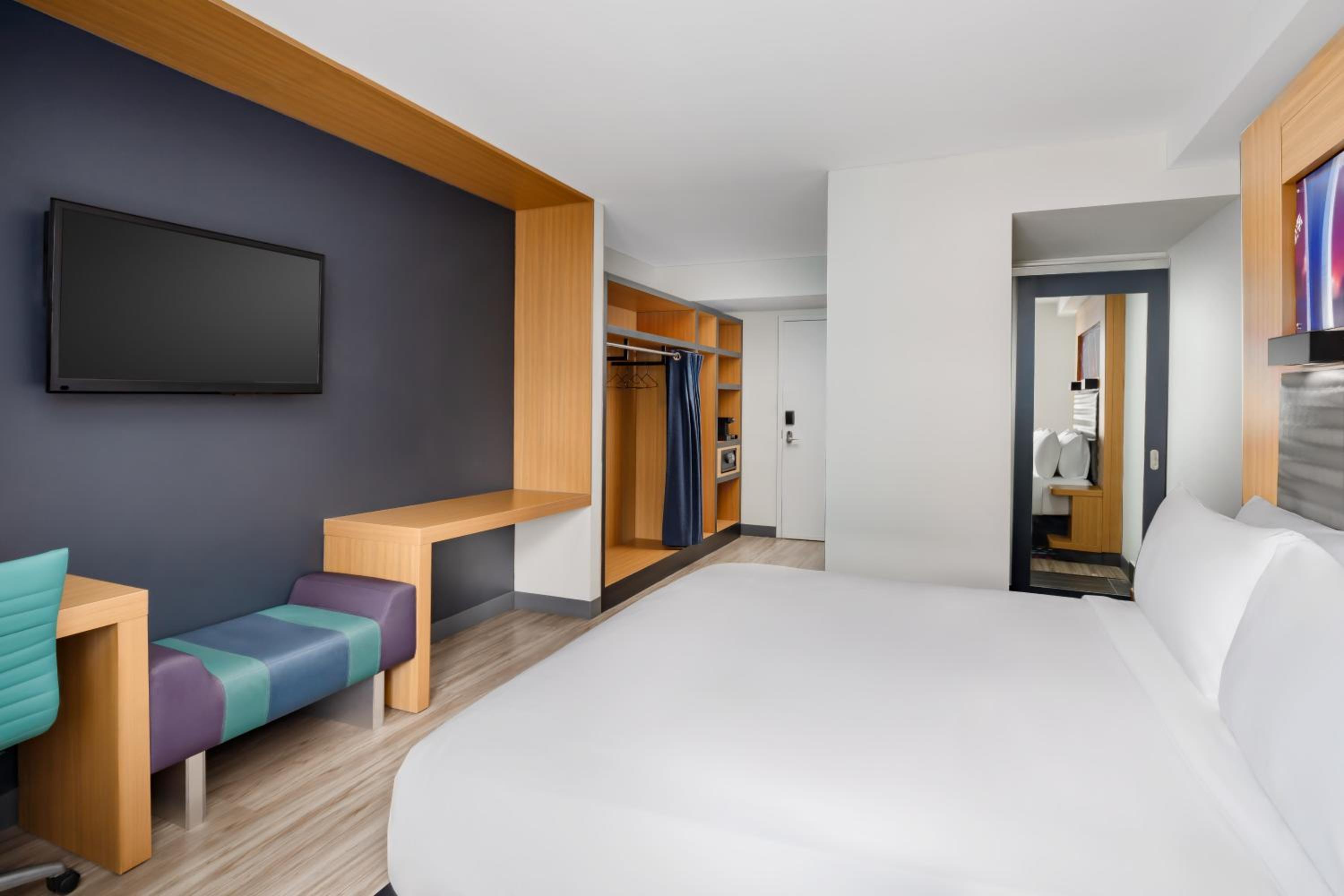 Guest room, 1 King, City view, High floor photo 1