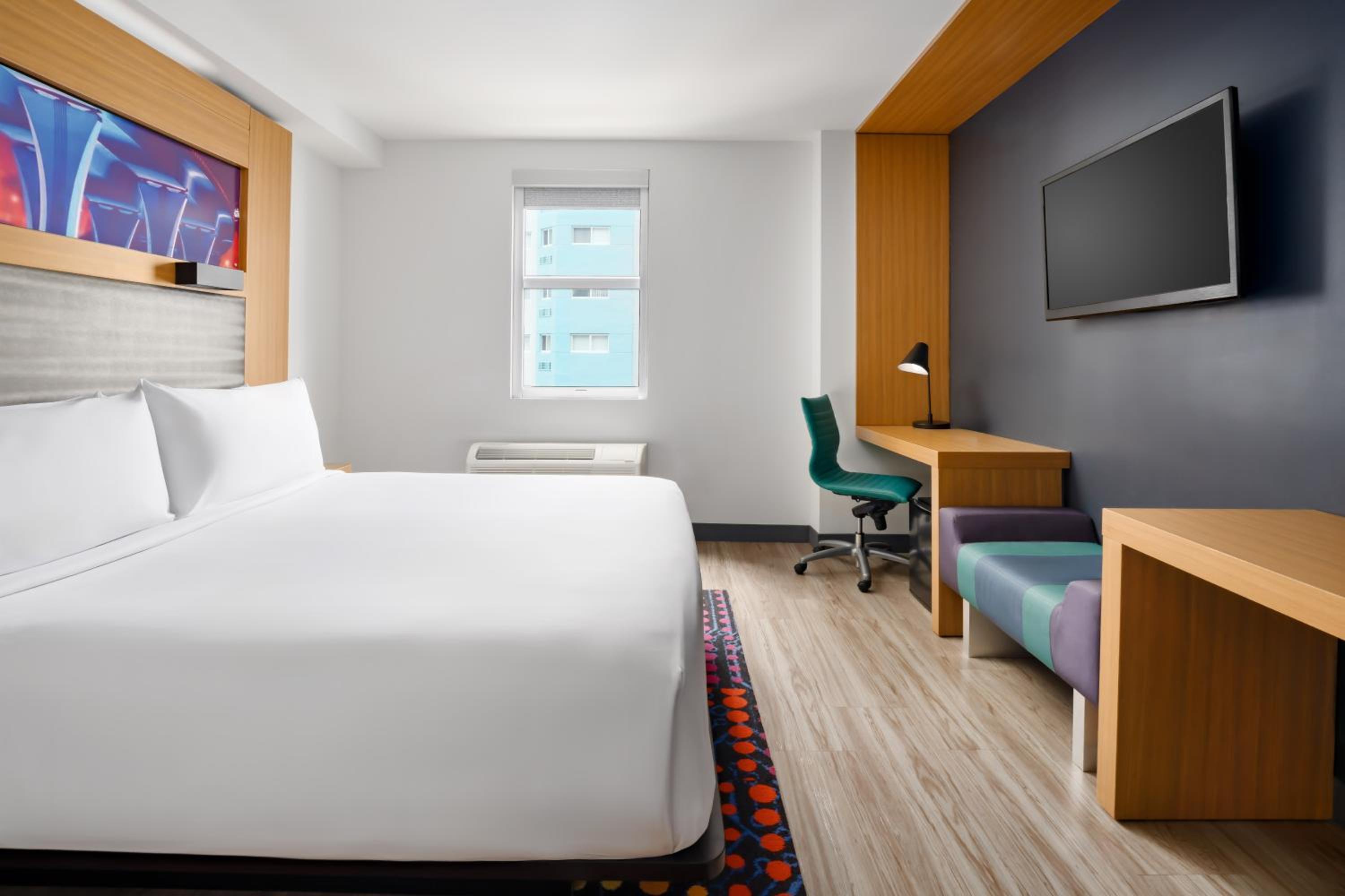Guest room, 1 King, City view, High floor photo 3