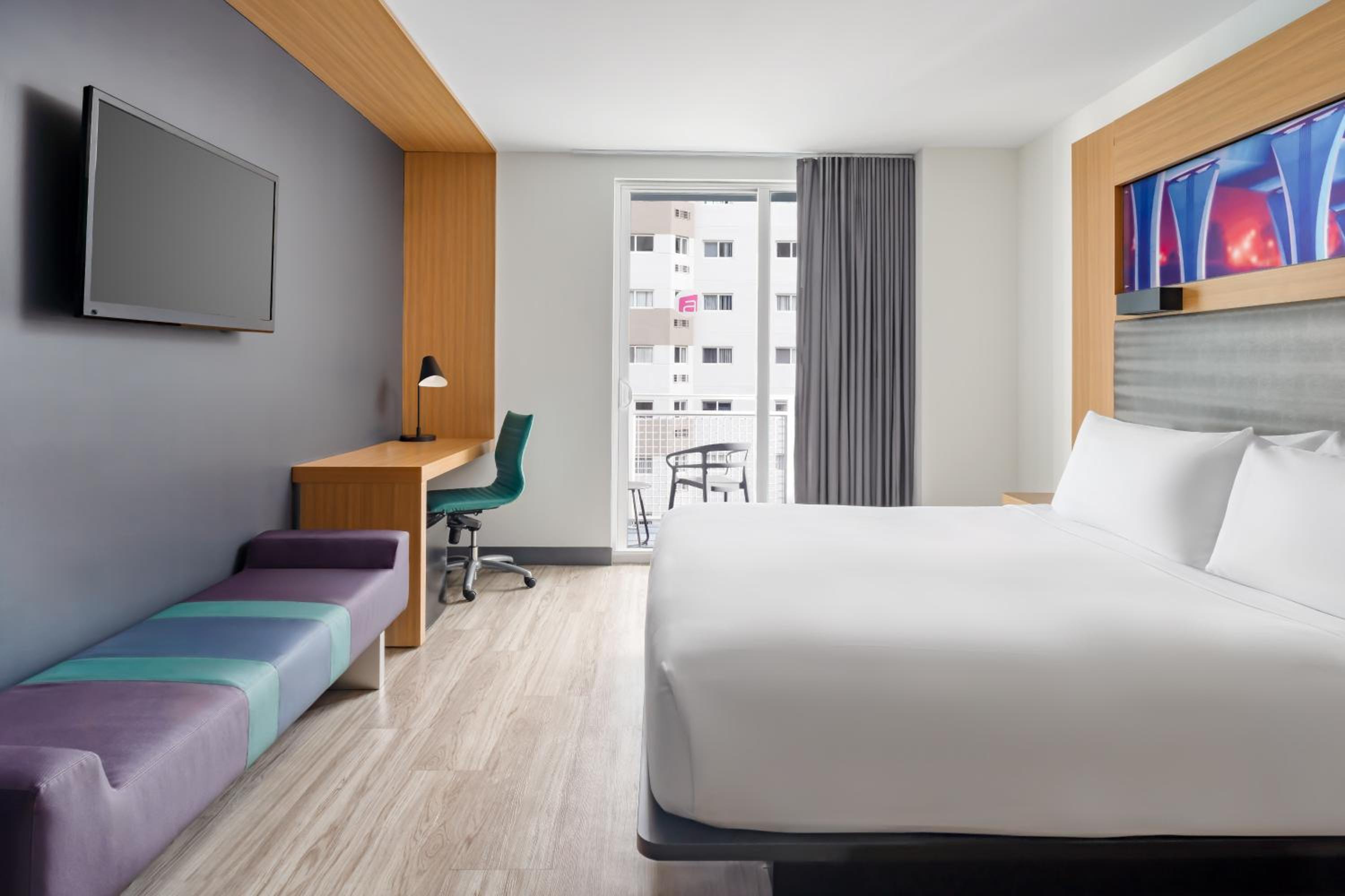 Guest room, 1 King, City view, High floor, Balcony photo 2