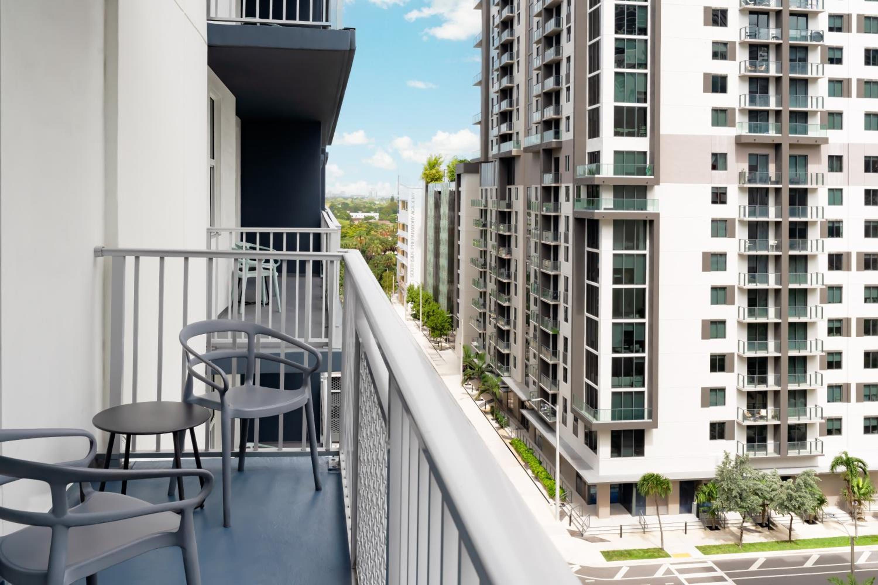 Larger Guest room, 1 King, City view, High floor, Balcony photo 1