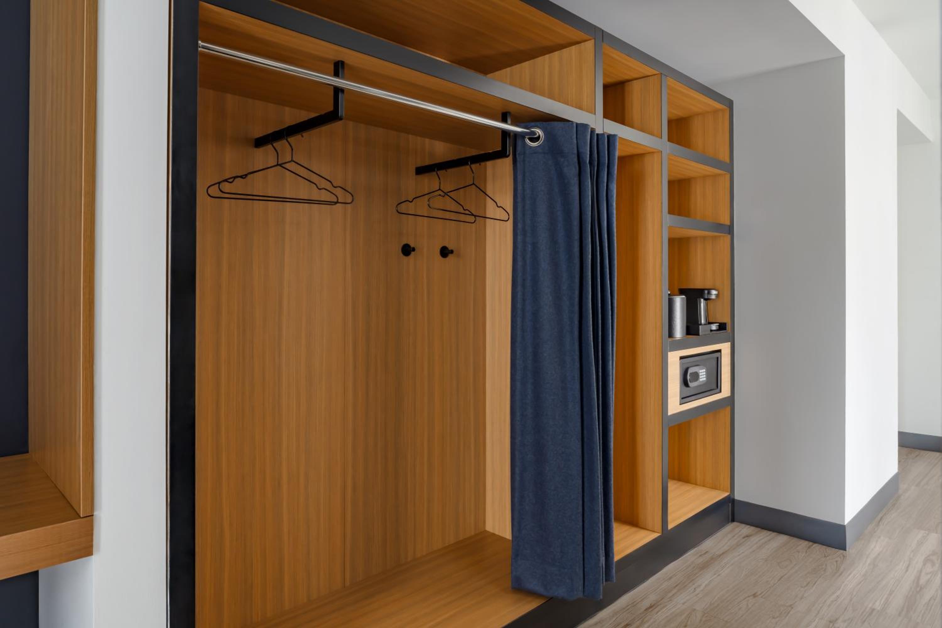 Larger Guest room, 1 King, City view, High floor, Balcony photo 3