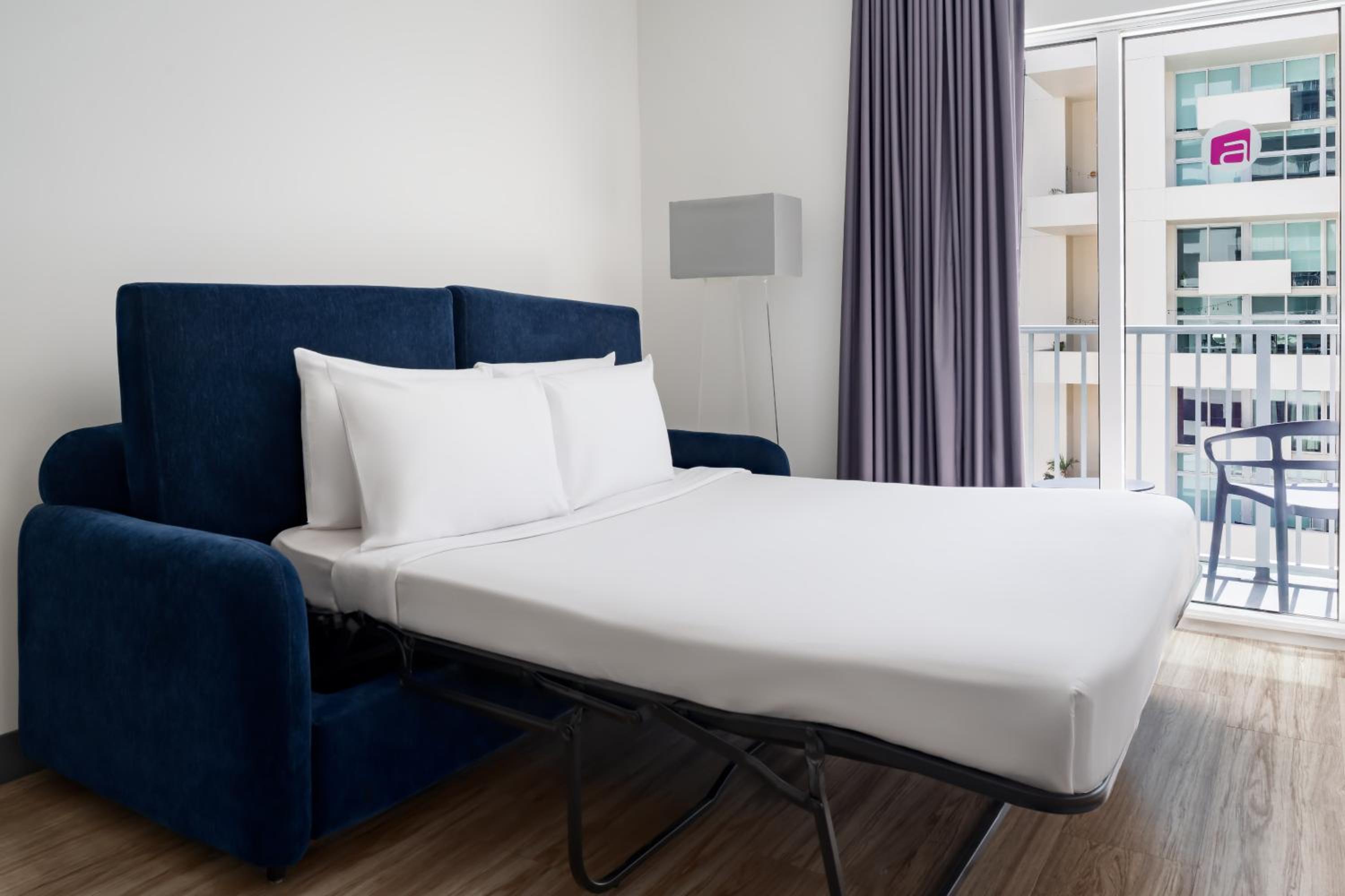 Savvy Suite, 1 King, Sofa bed, City view, High floor, Balcony photo 2