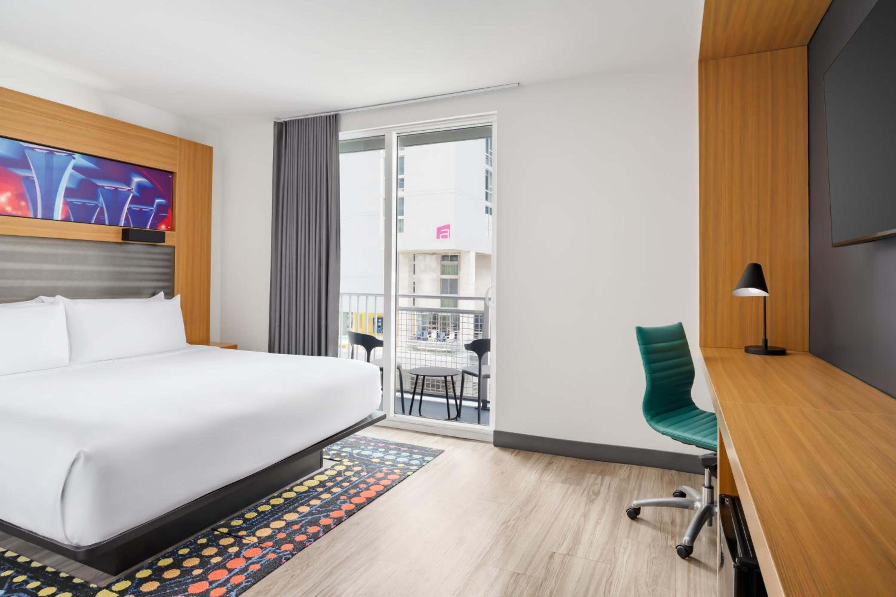 Suite, 1 King,  City View, High floor, Balcony (Mobility &amp; Hearing Accessible w/ Roll-in Shower) photo 3