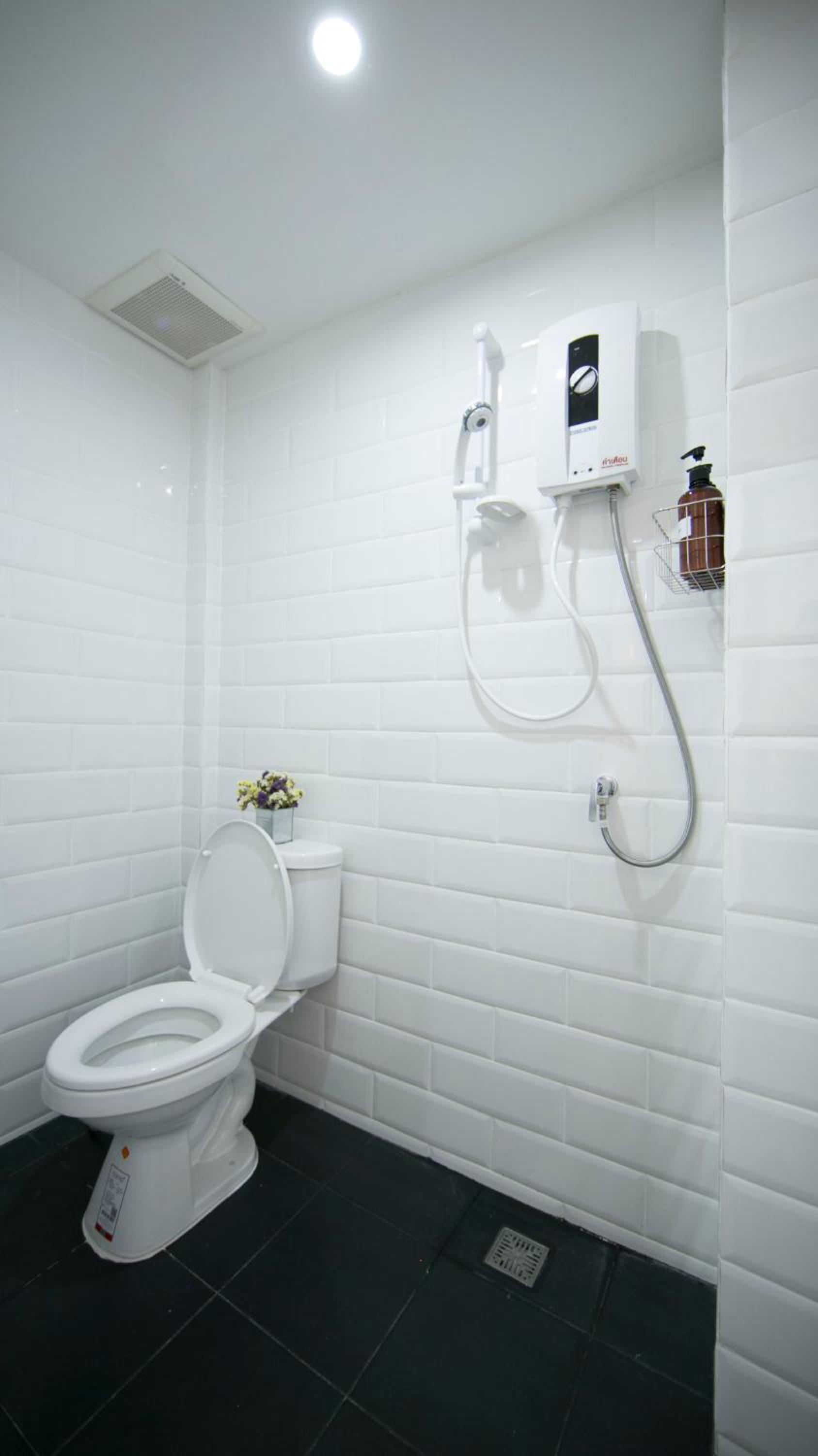 Bed in 4-Bed Mixed Dormitory Room with Shared Bathroom (B) photo 3