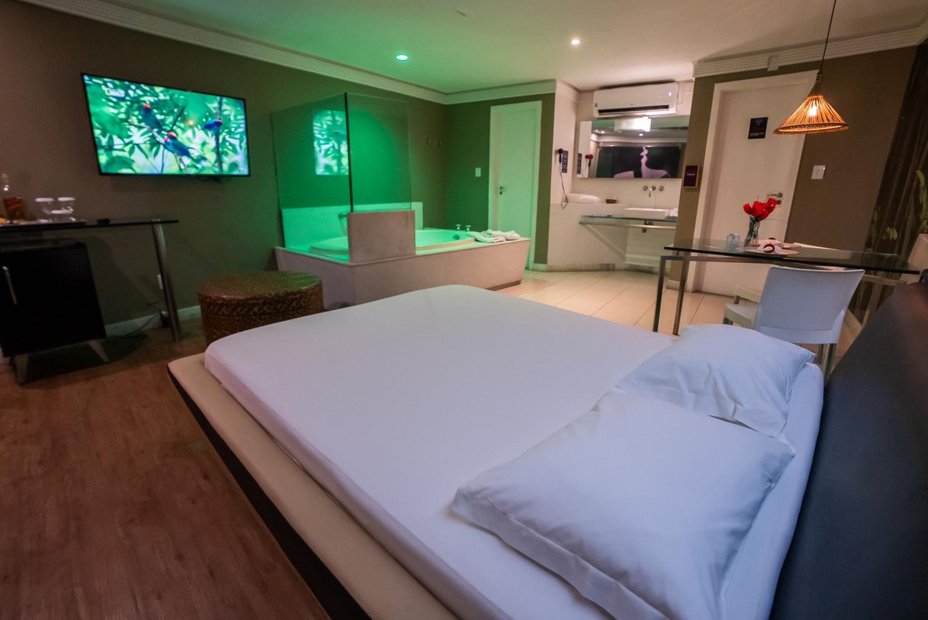 Suite with Hot Tub - Photo 6