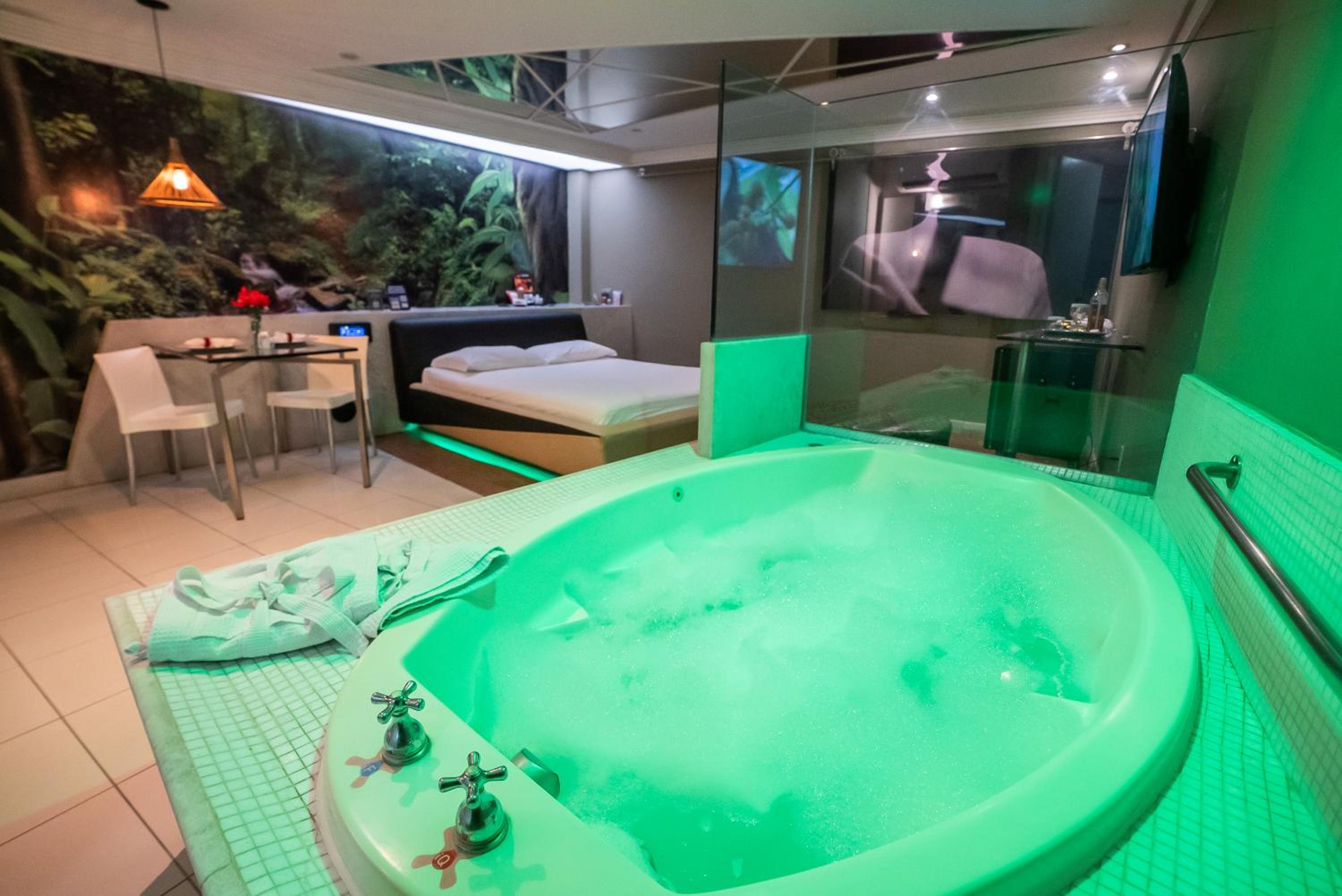Suite with Hot Tub - Photo 7