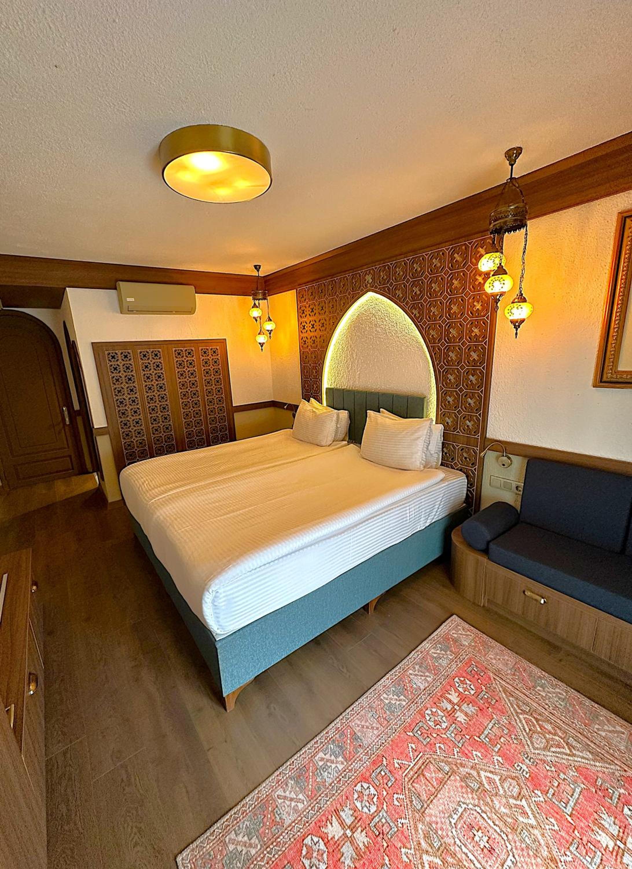 Deluxe Room - Photo 3