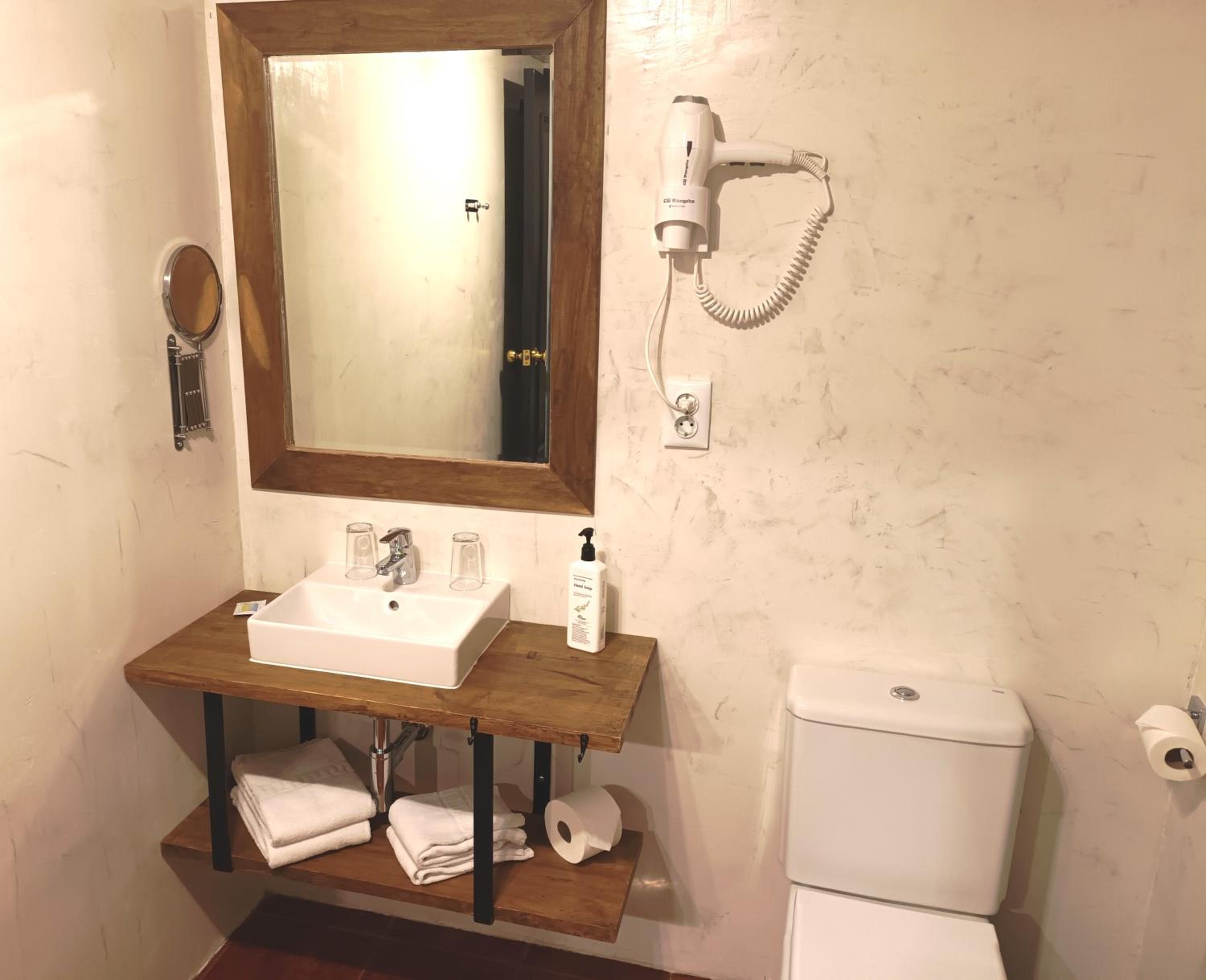 Standard Double Room - Photo 13