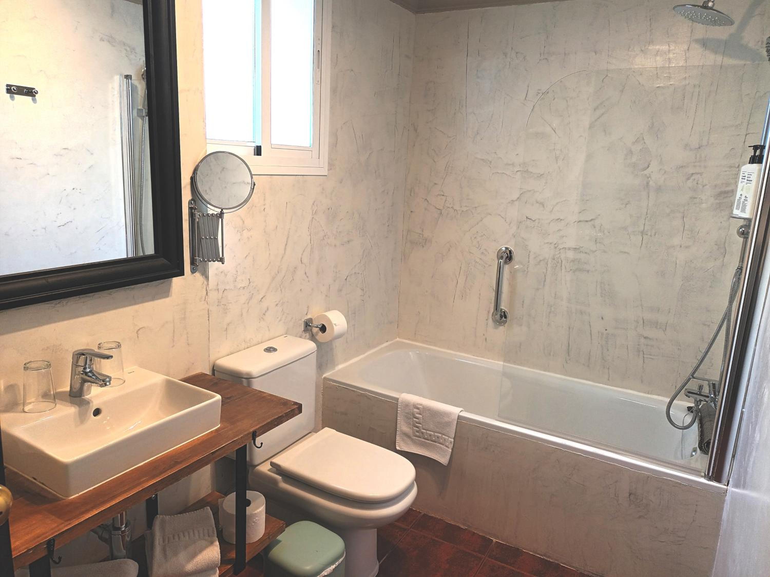 Standard Double Room - Photo 12