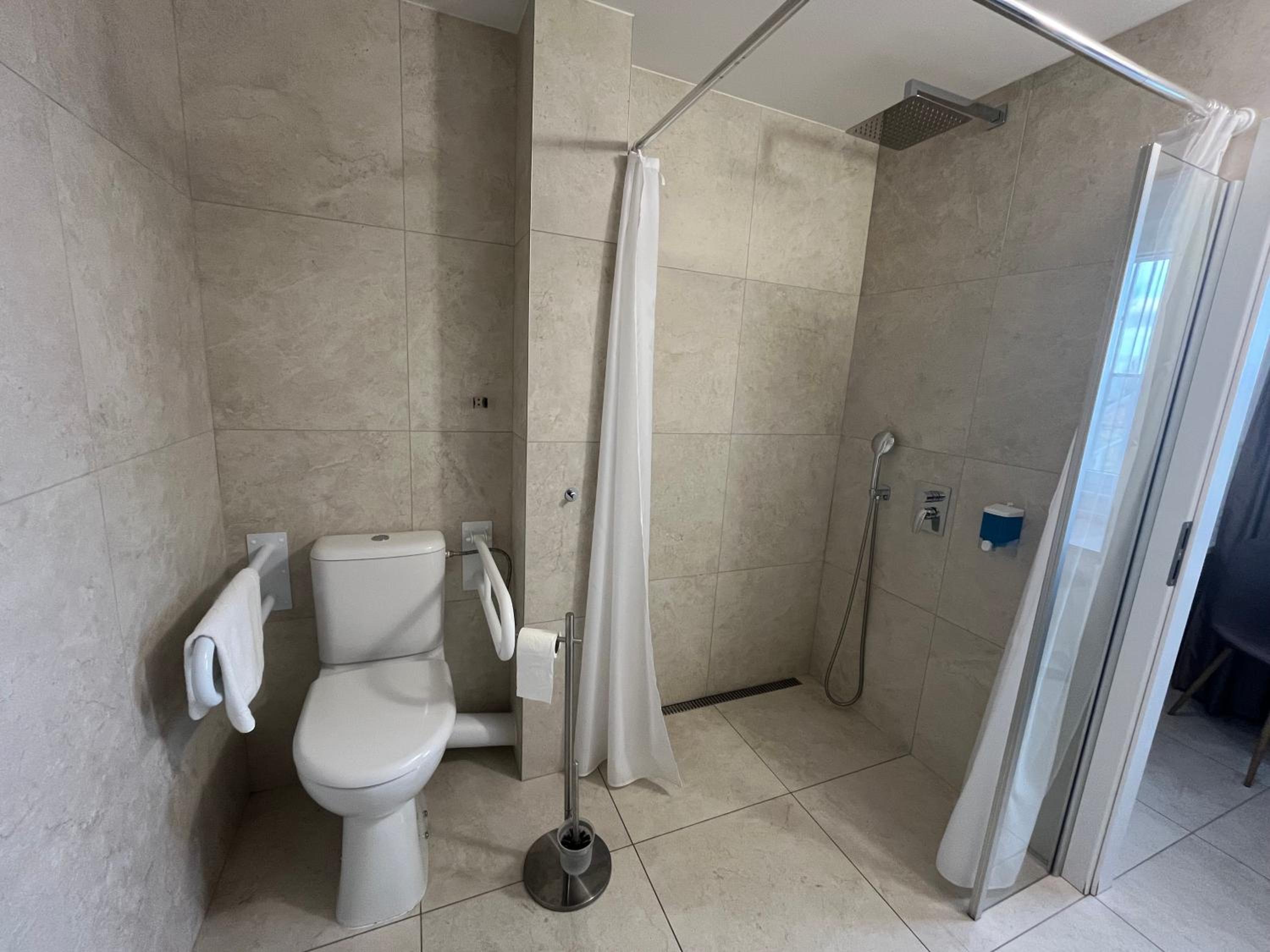 Family Room - Disability Access - Photo 2