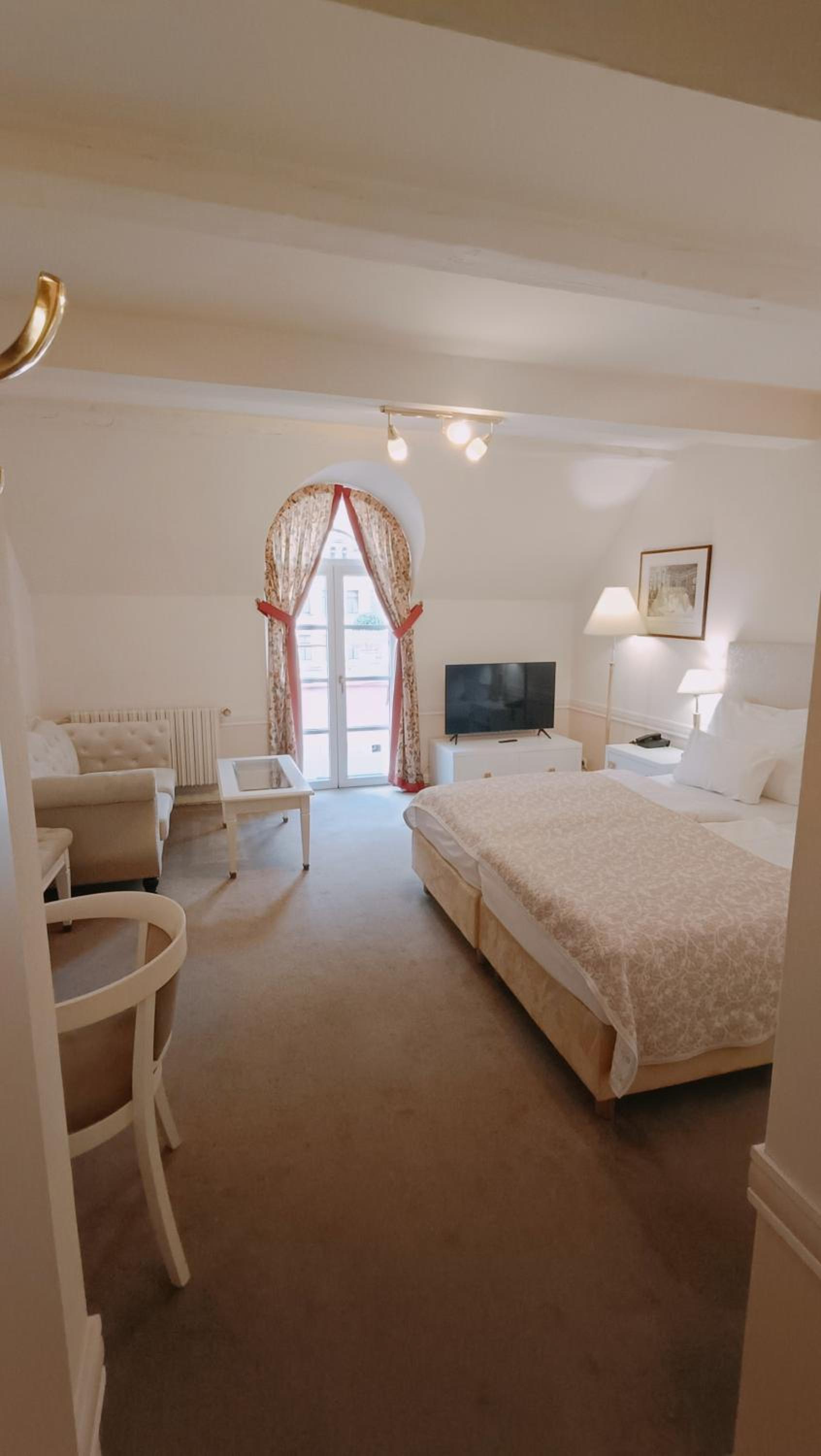 Deluxe Double Room with Balcony photo 2