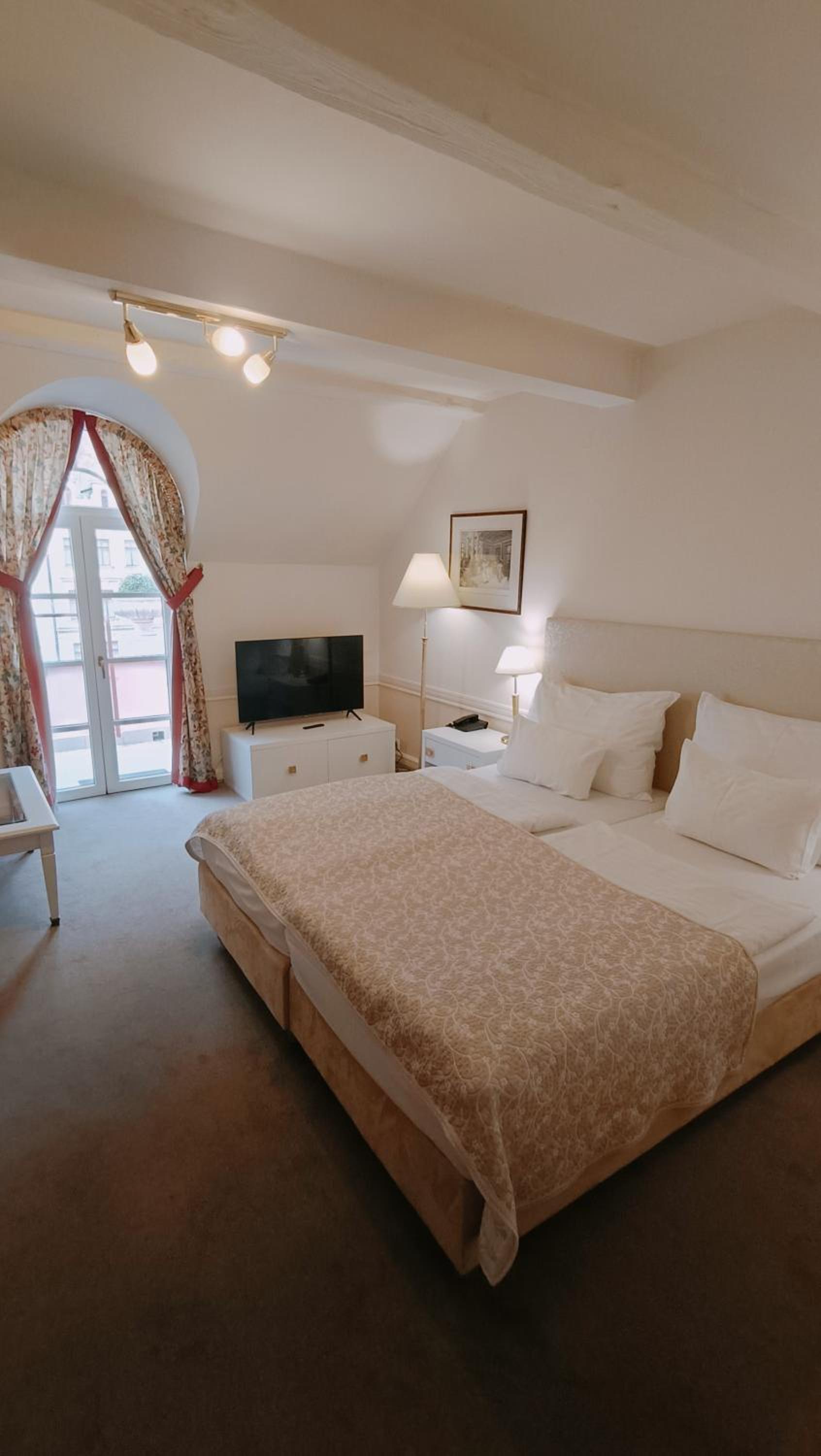 Deluxe Double Room with Balcony photo 3