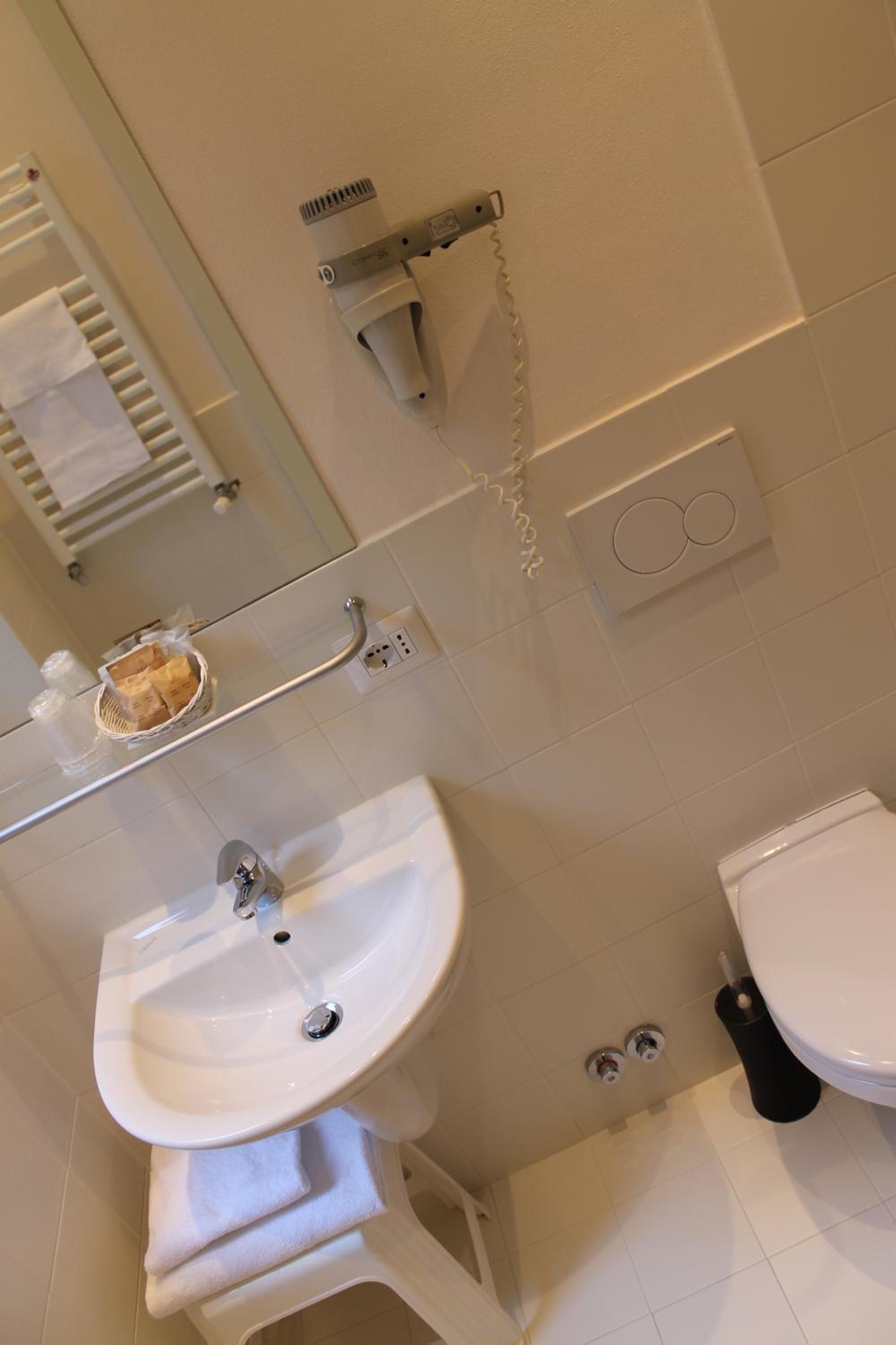 Budget Double Room thumbnail 6