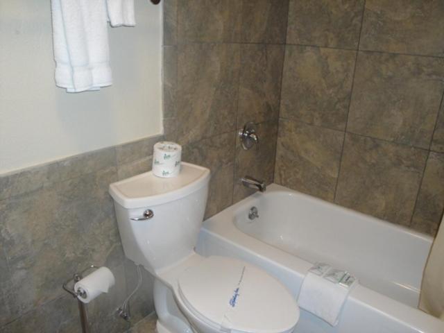 Queen Room photo 2