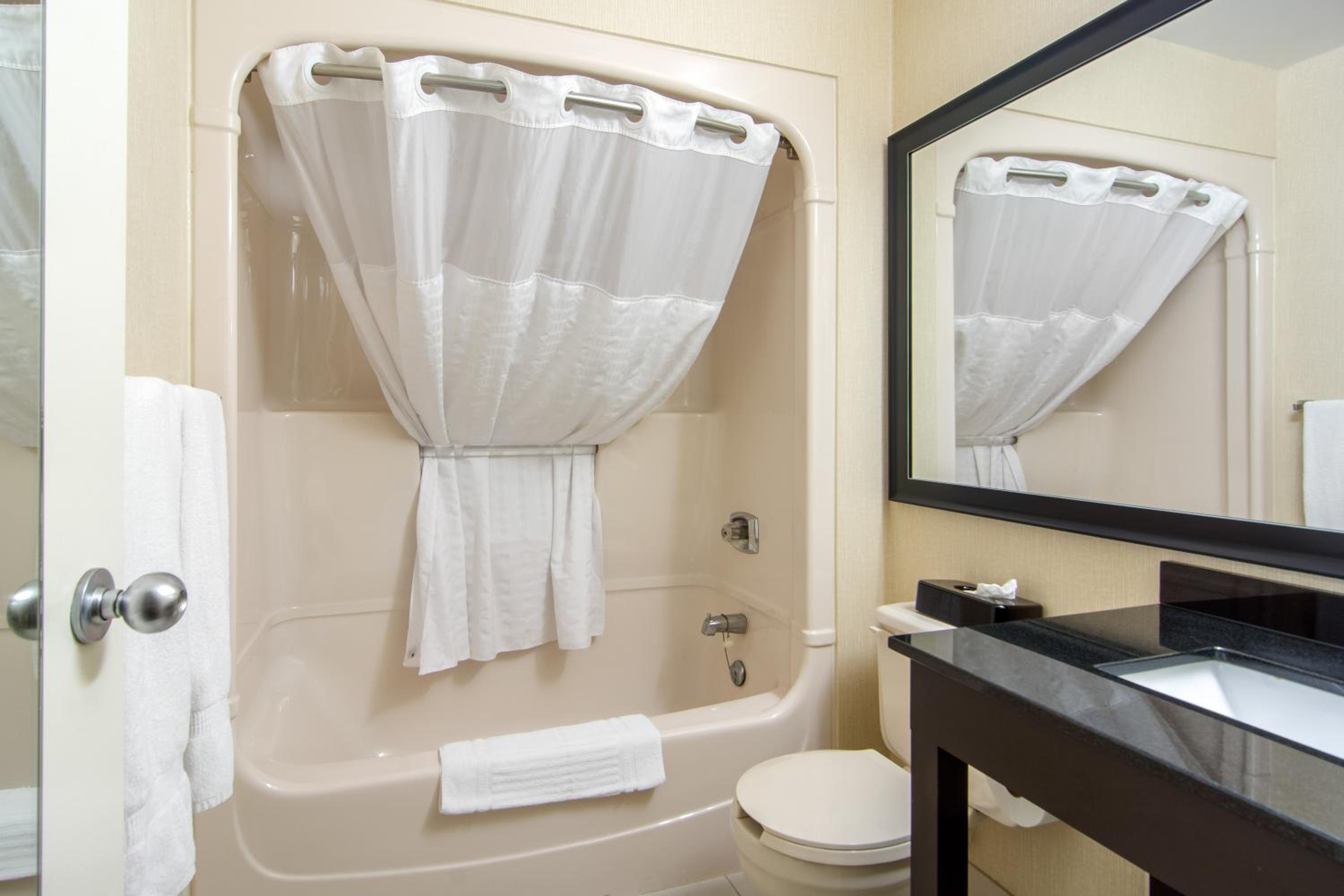 Efficiency Queen Room with Two Queen Beds - Non-Smoking - Photo 4