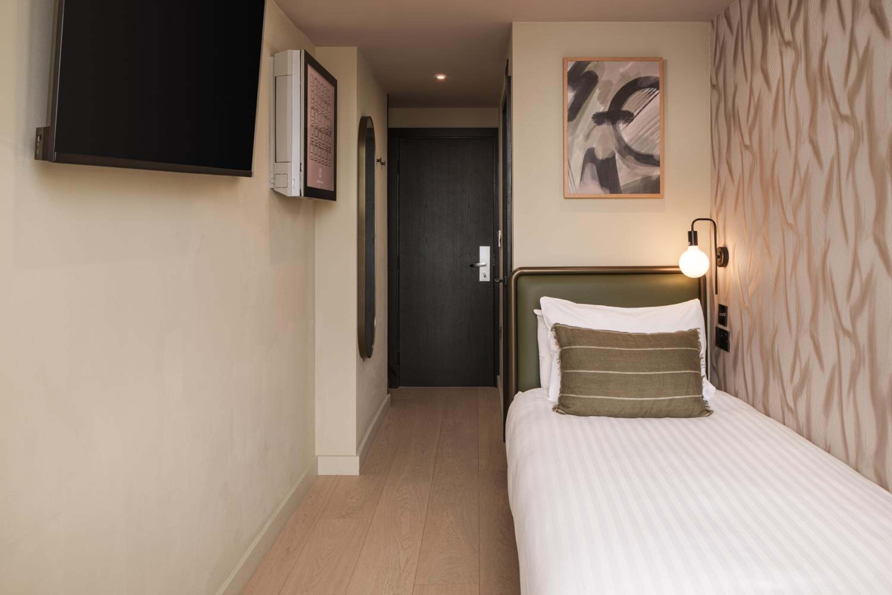 Single Room *Newly Refurbished* photo 3